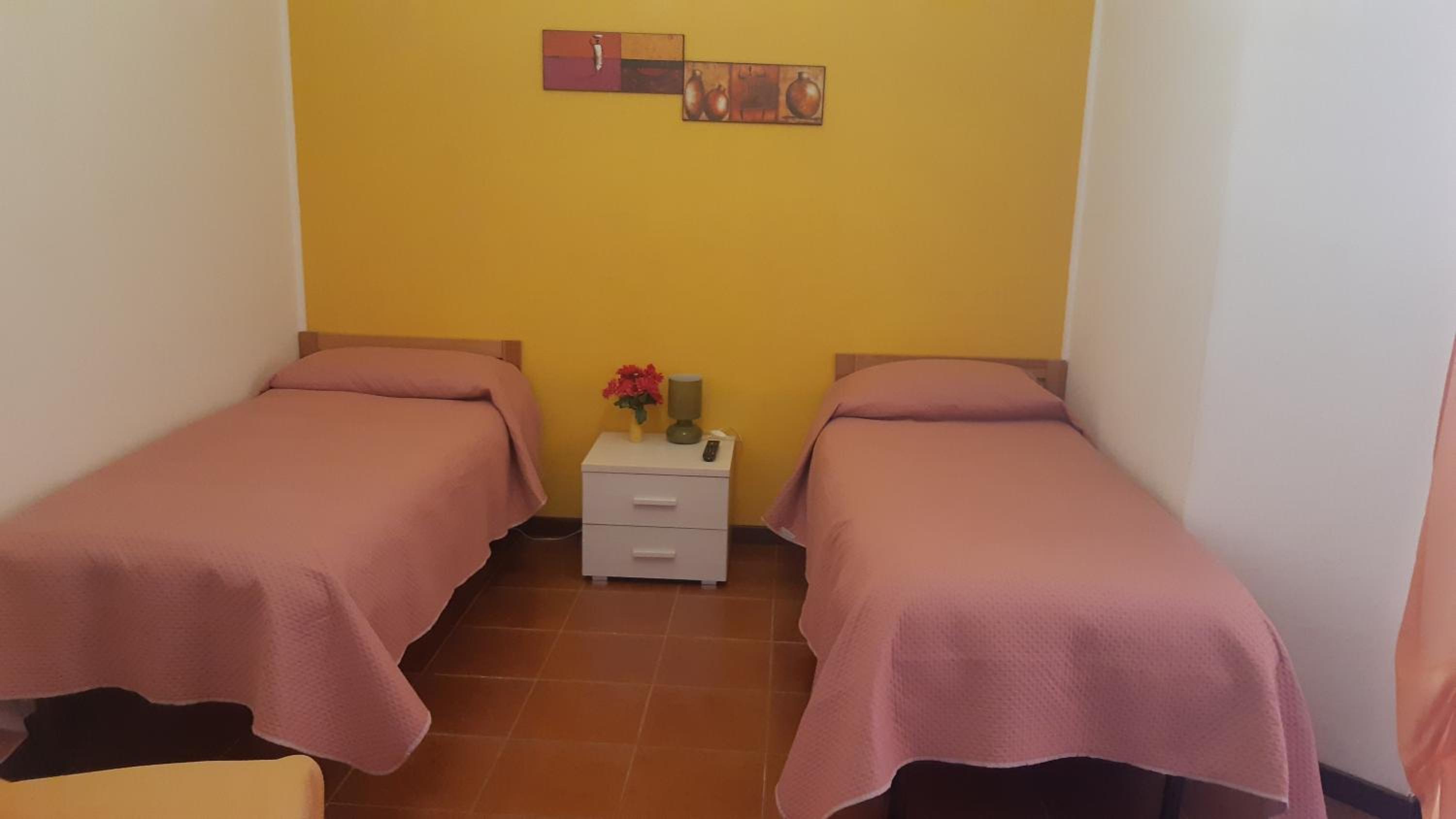 Twin Room with Shared Bathroom photo 2