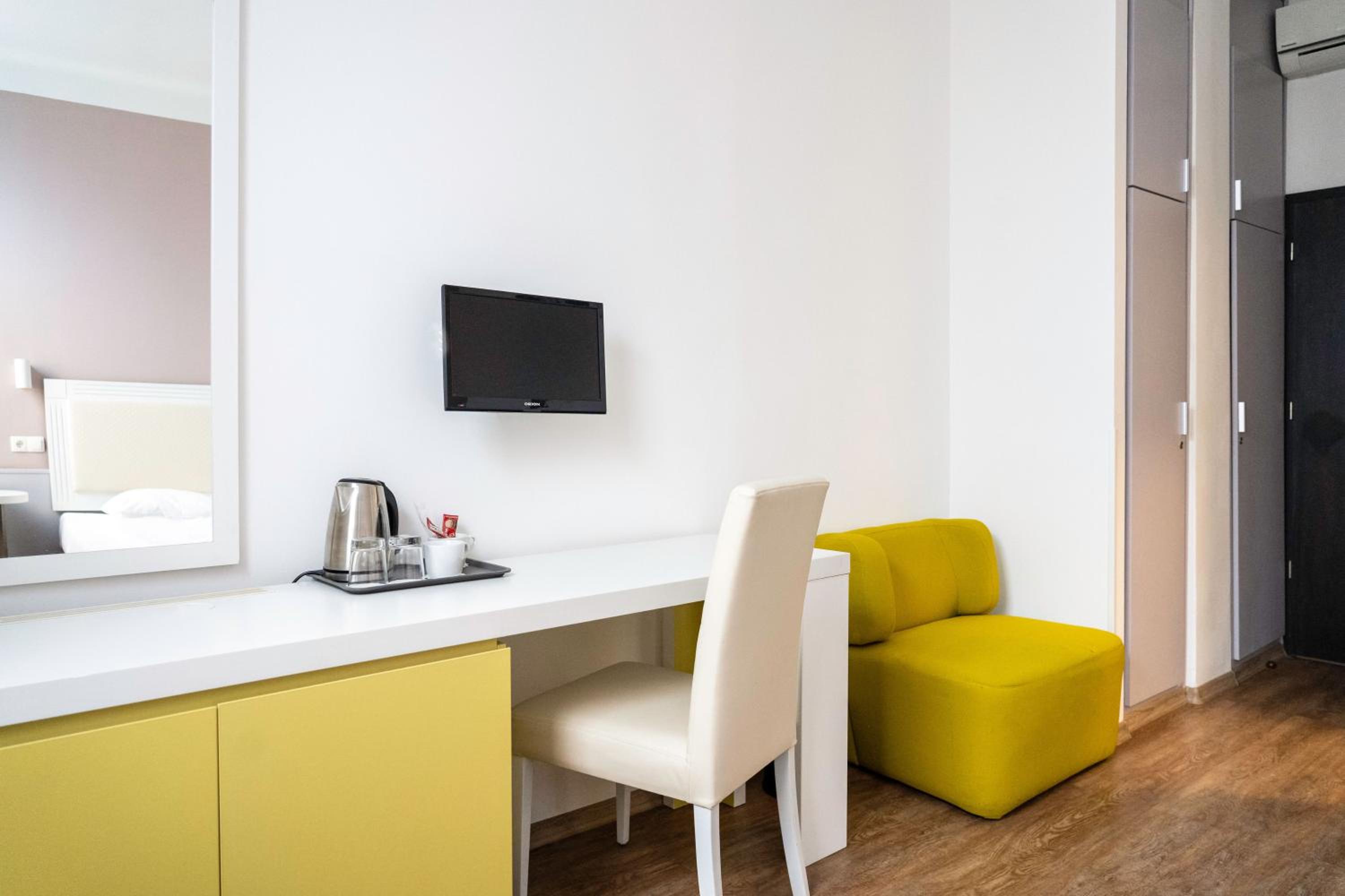 Double or Twin Room - Photo 9