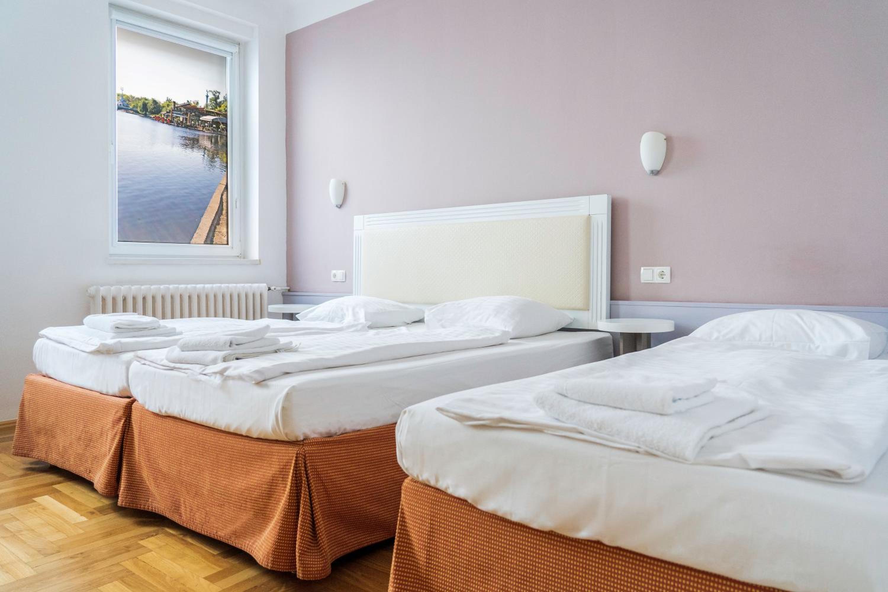 Double Room with Extra Bed - Photo 1