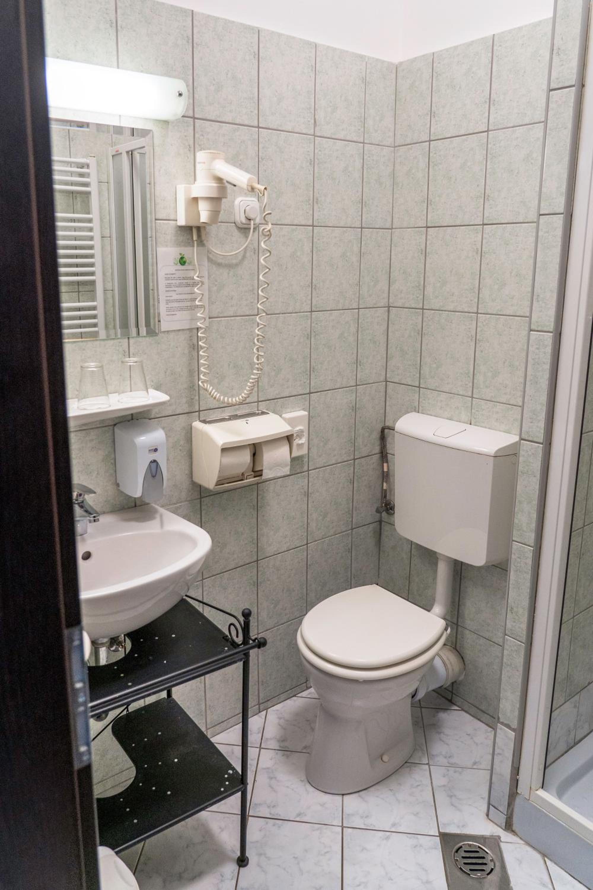 Double or Twin Room - Photo 3