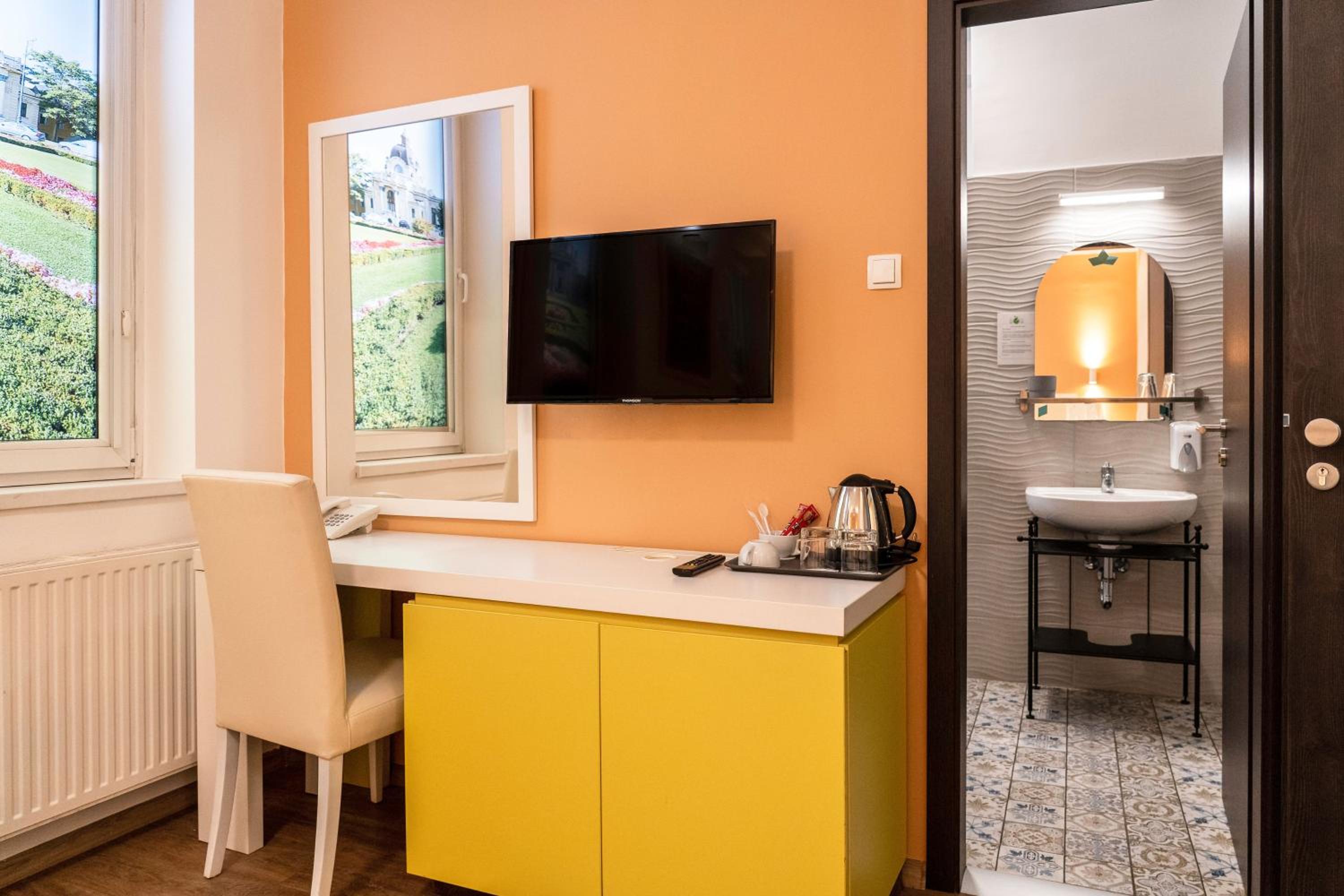Double or Twin Room - Photo 7
