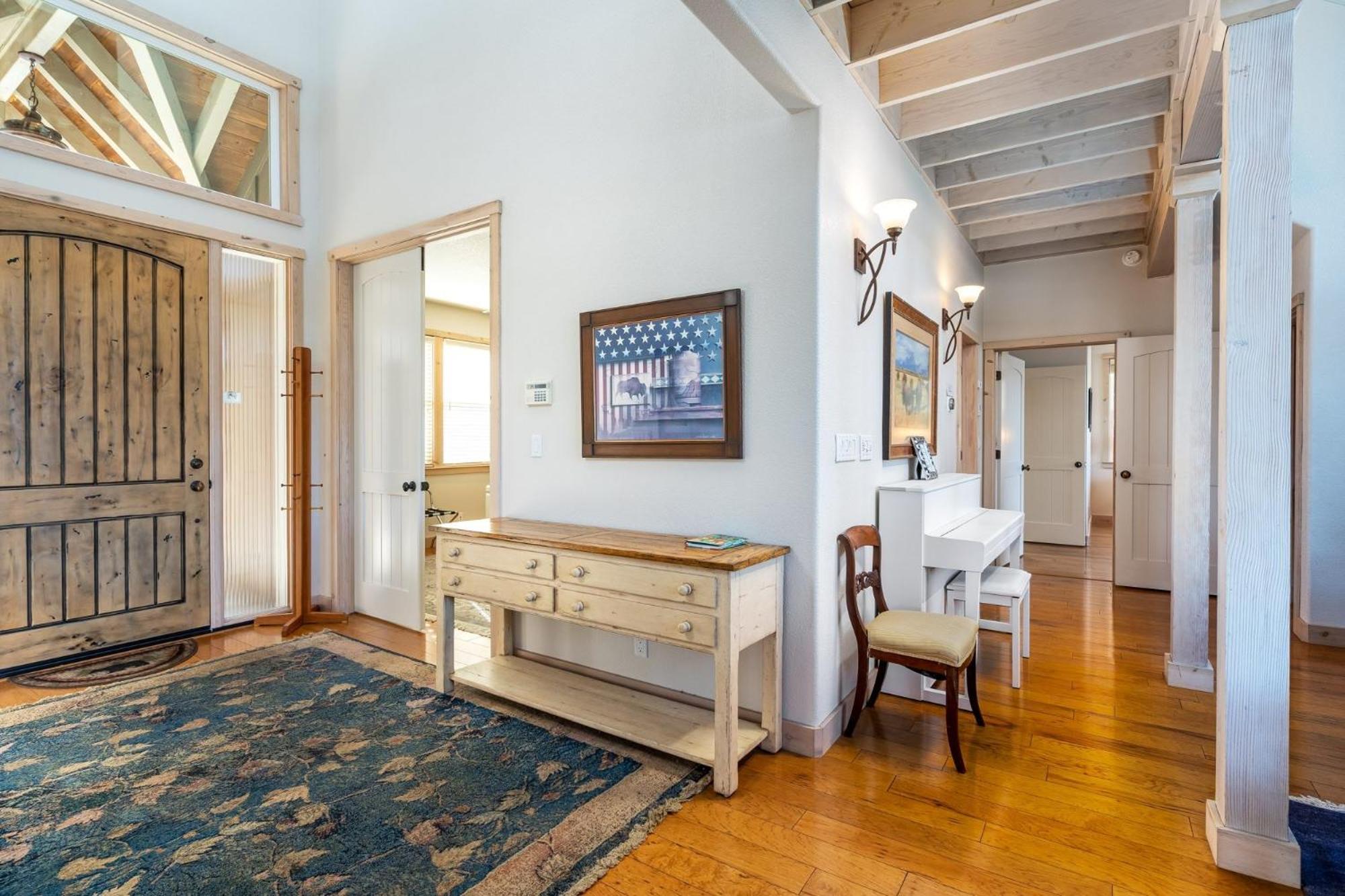 Five-Bedroom House photo 1