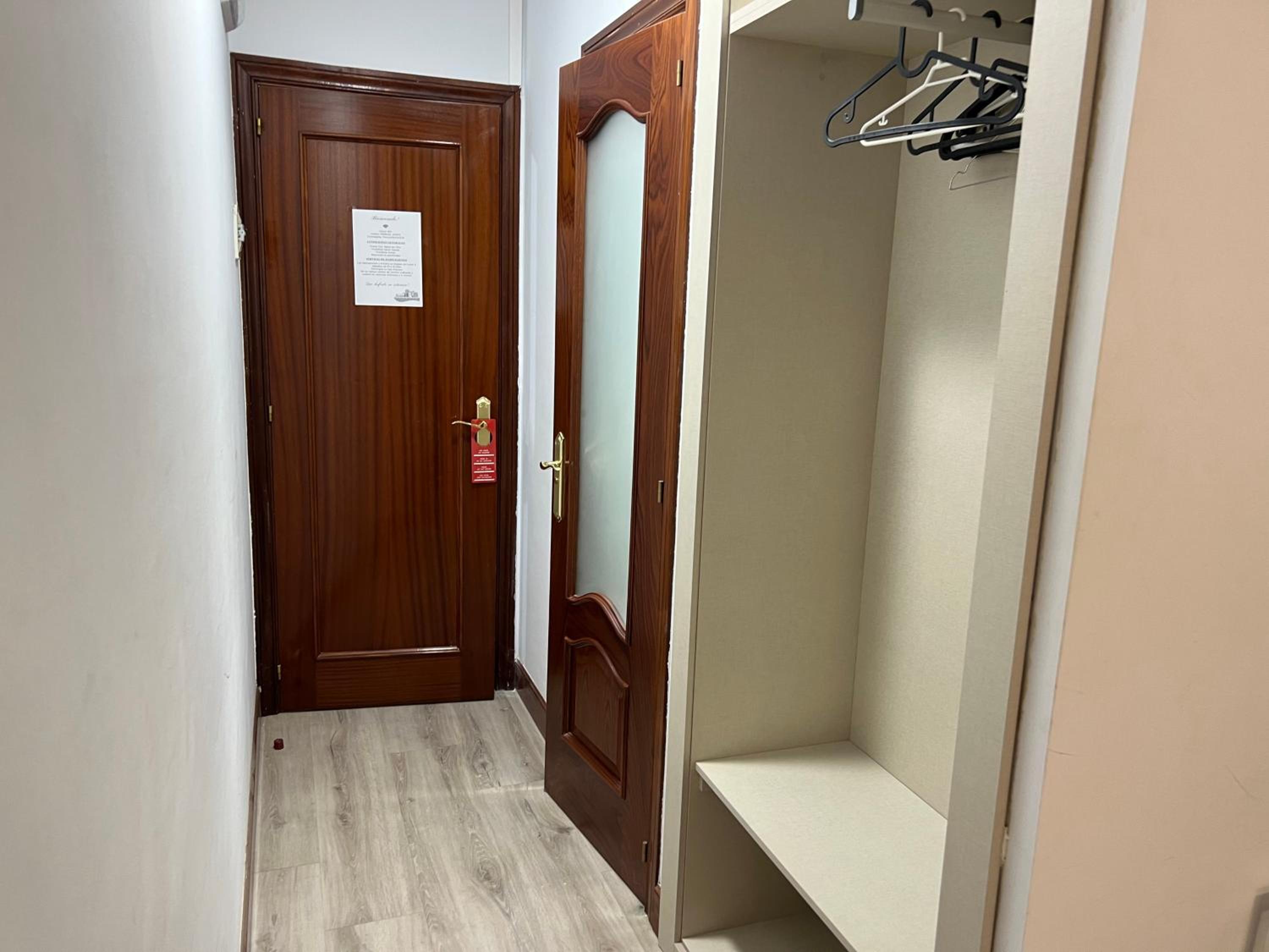 Twin Room - Photo 22