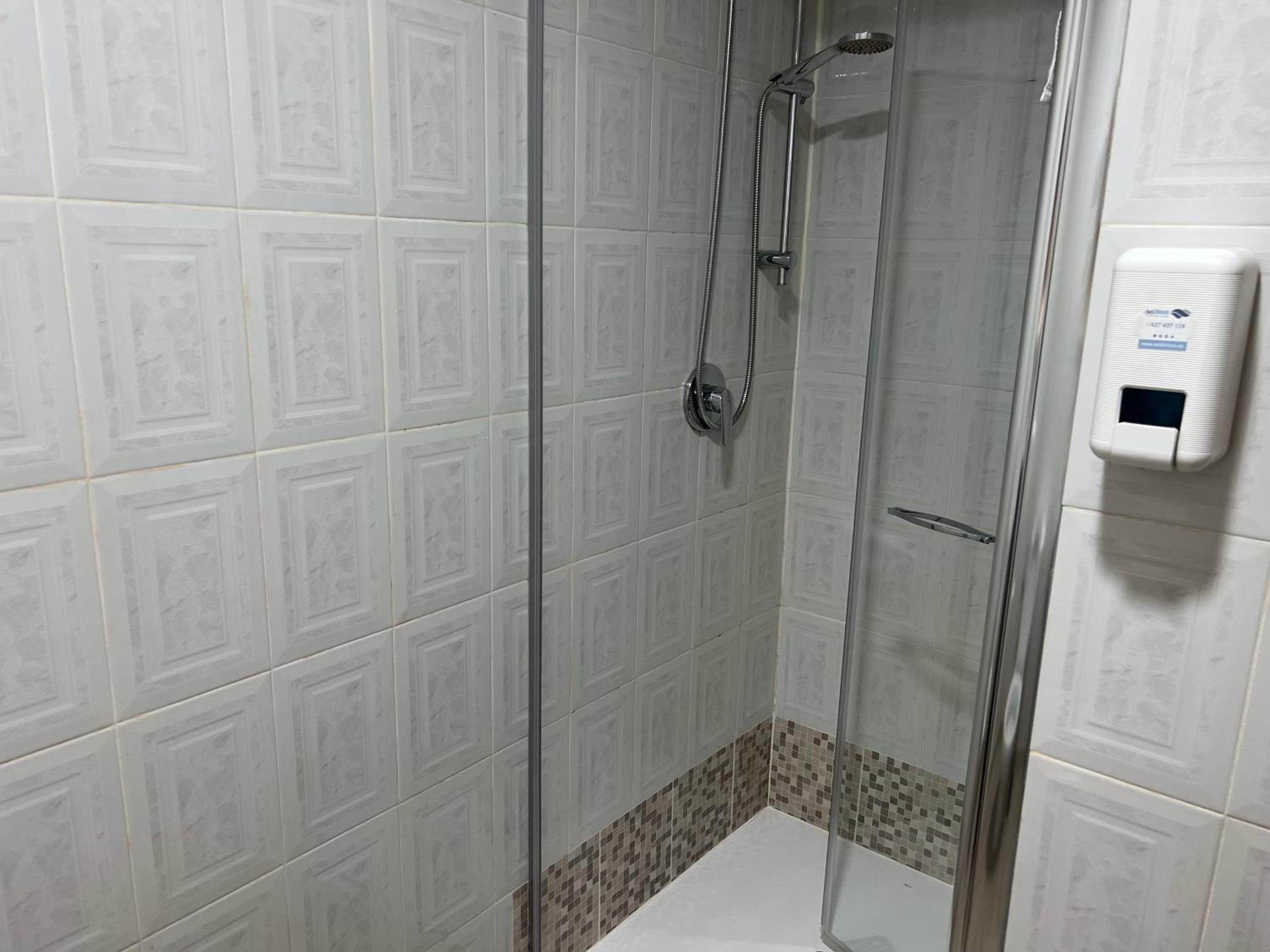 Twin Room - Photo 10