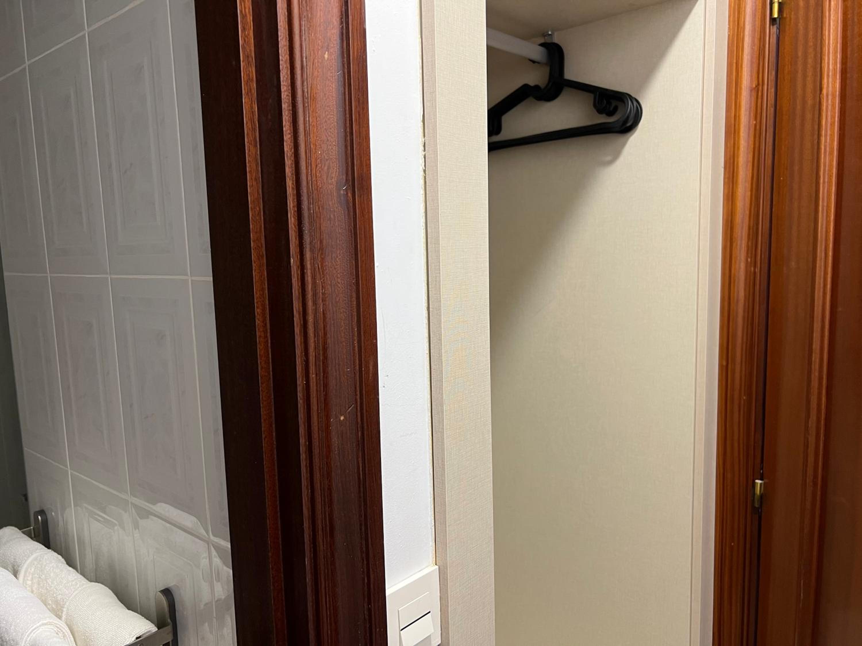 Twin Room - Photo 11