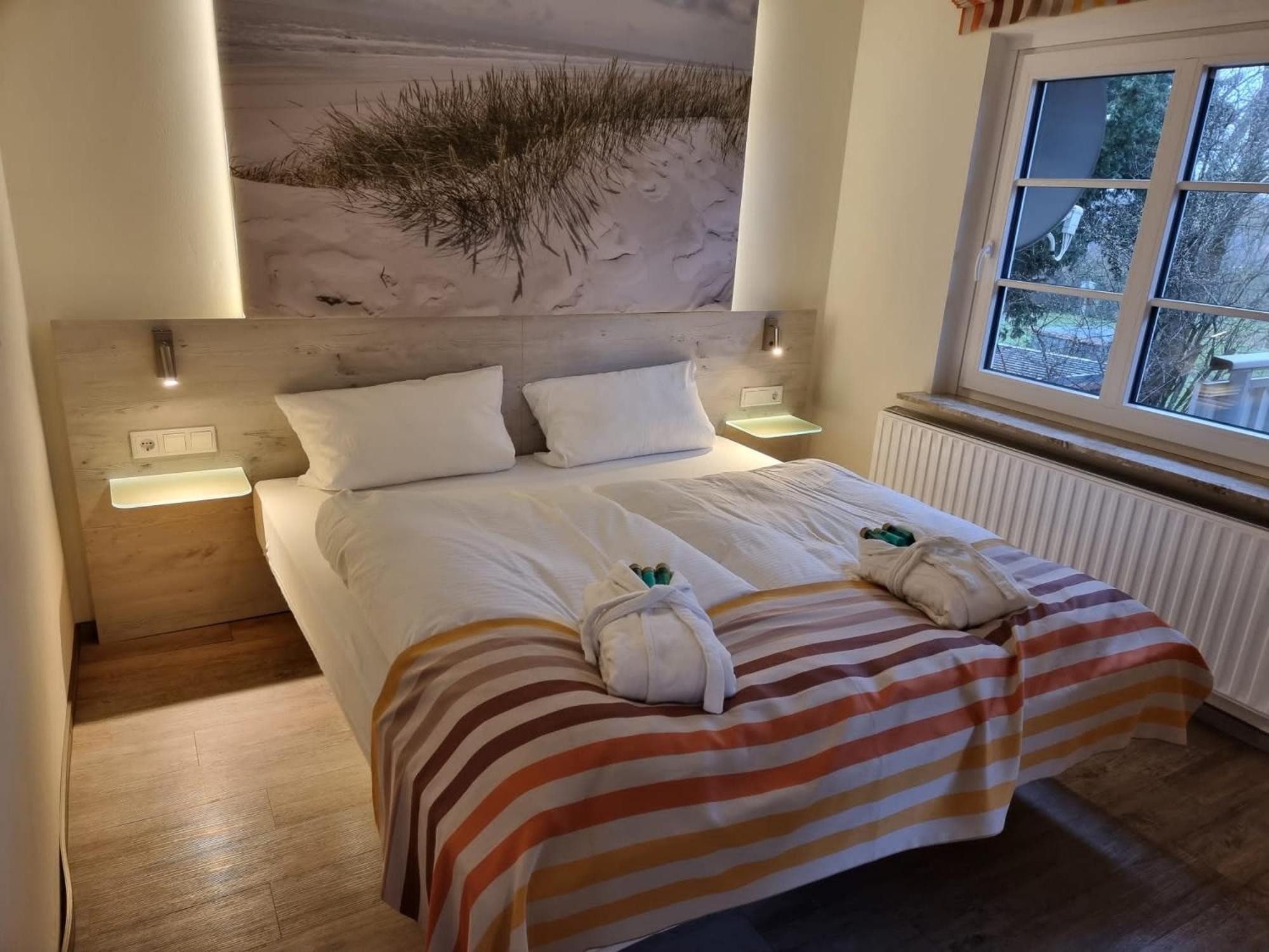 Double Room with Balcony thumbnail 5