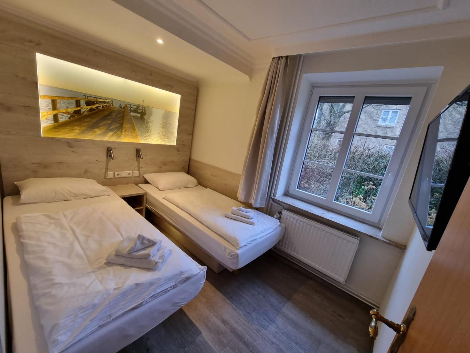 Family Room with Balcony thumbnail 6
