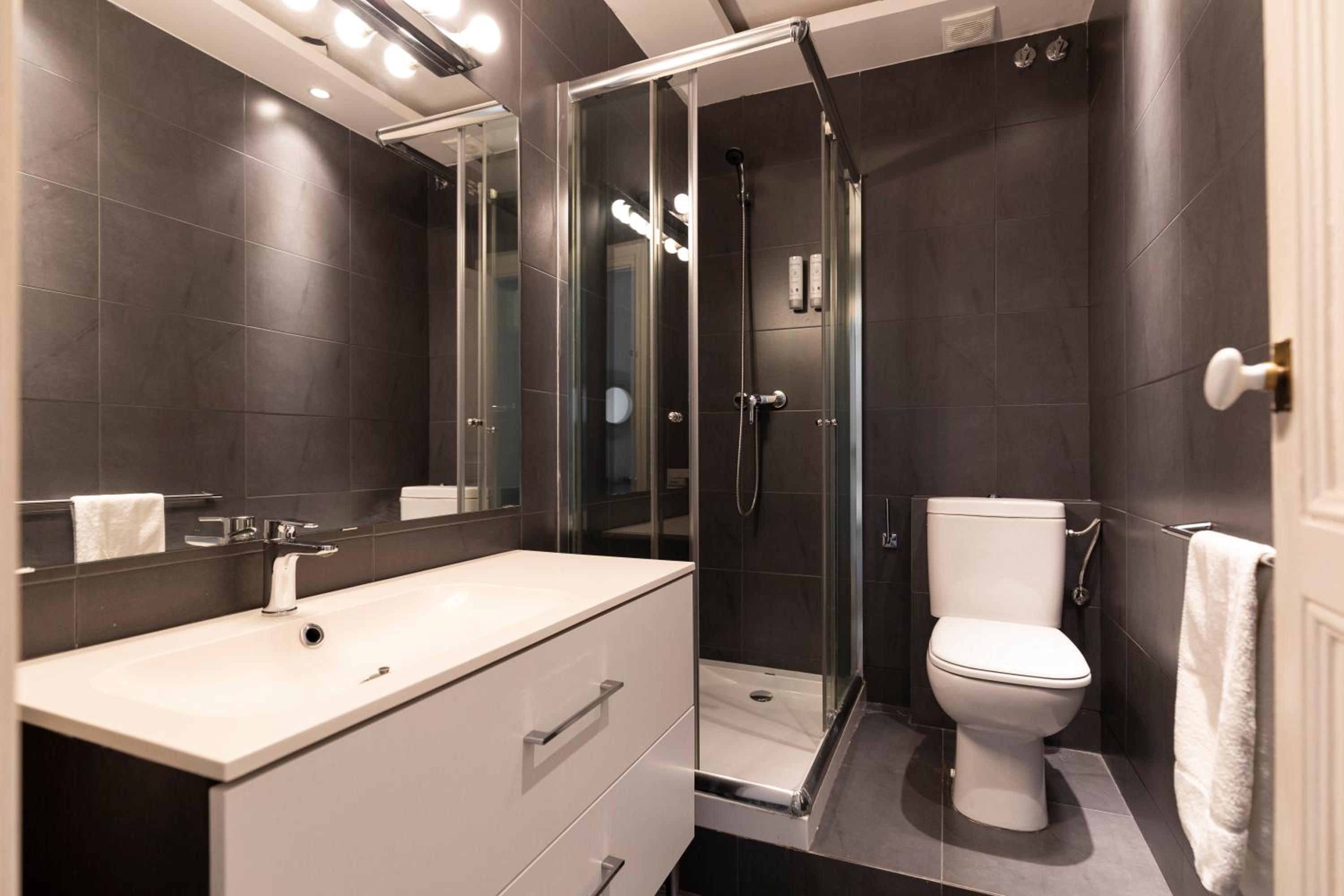 Two-Bedroom Apartment with 2 Bathrooms photo 2