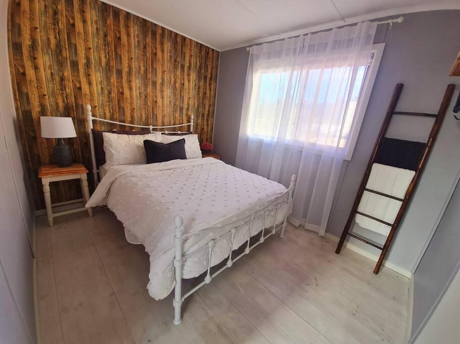 Five-Bedroom House photo 1