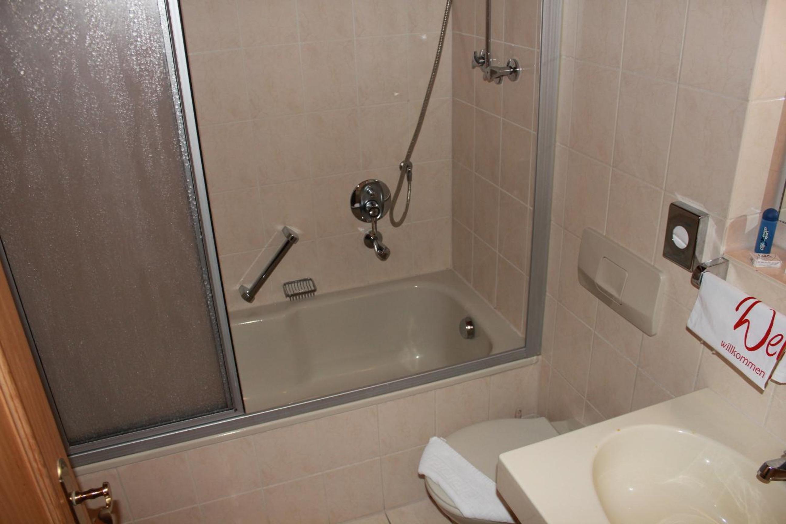 Double Room with Balcony - Photo 6