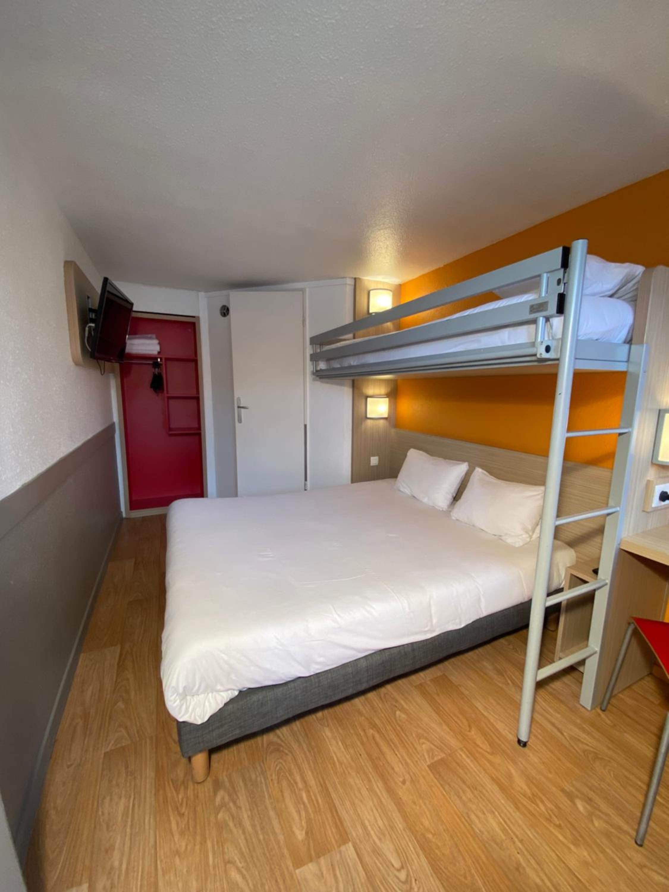 Triple Room (1 Double Bed + 1 Single Bed) photo 3