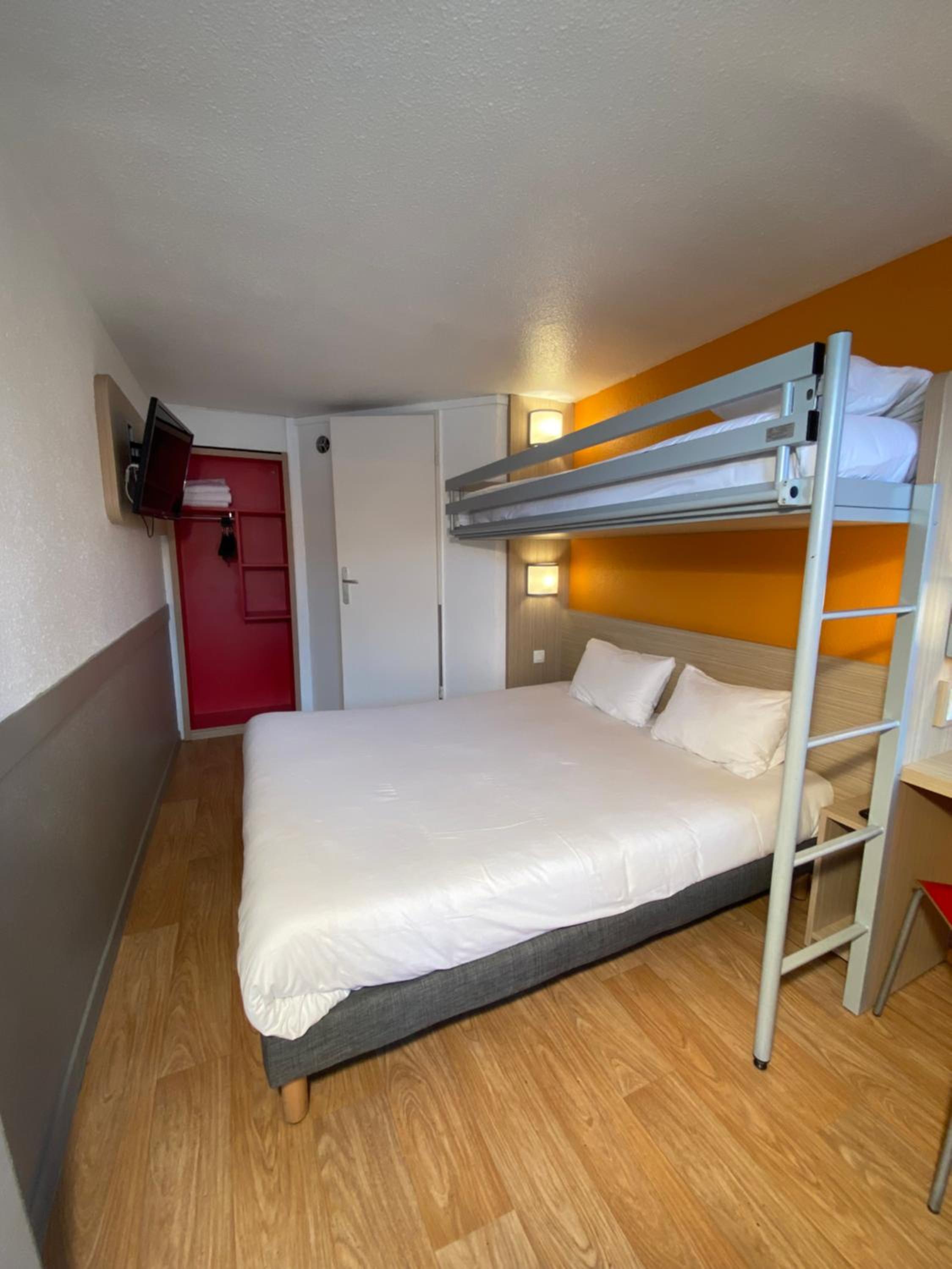 Triple Room (1 Double Bed + 1 Single Bed) photo 2