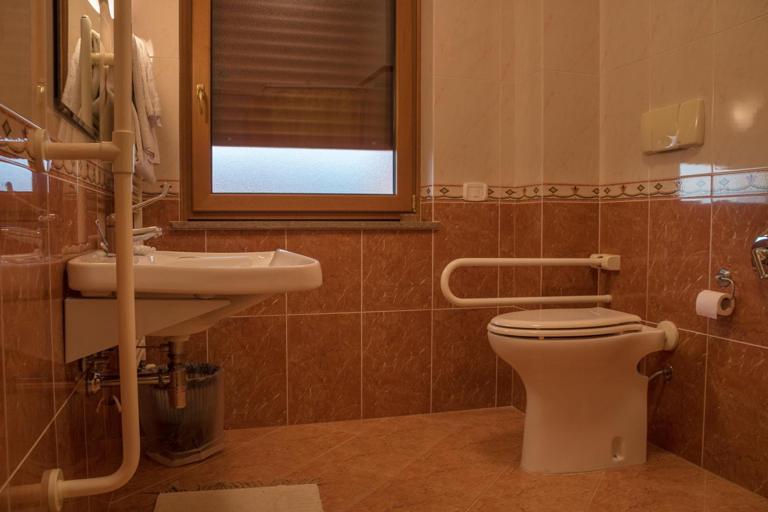 Single Room with Private Bathroom photo 2