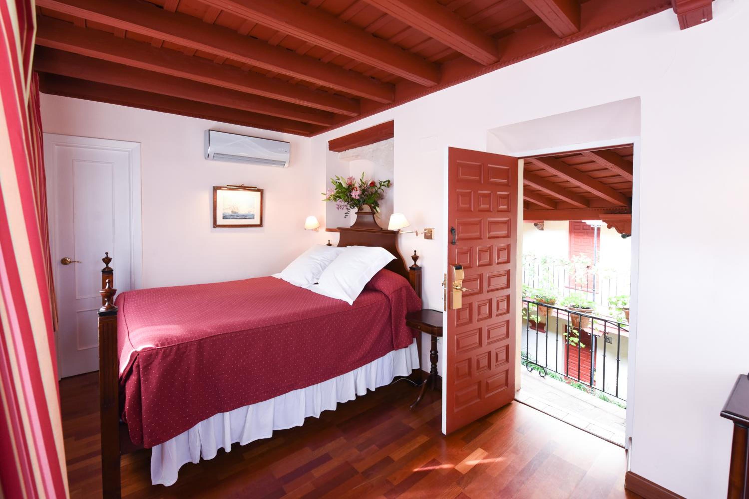 Double Room with Spa Bath - Photo 4