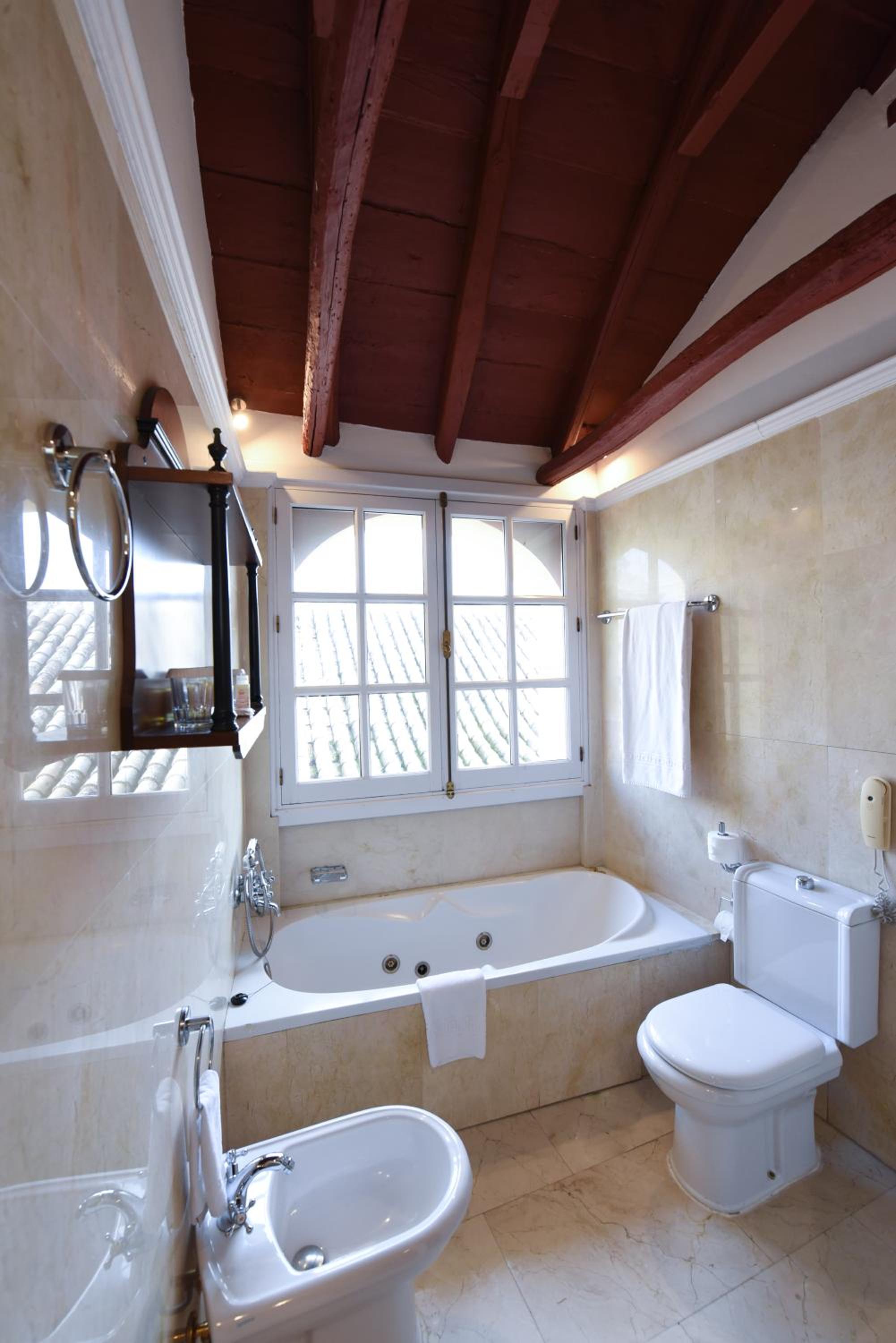 Double Room with Spa Bath - Photo 2