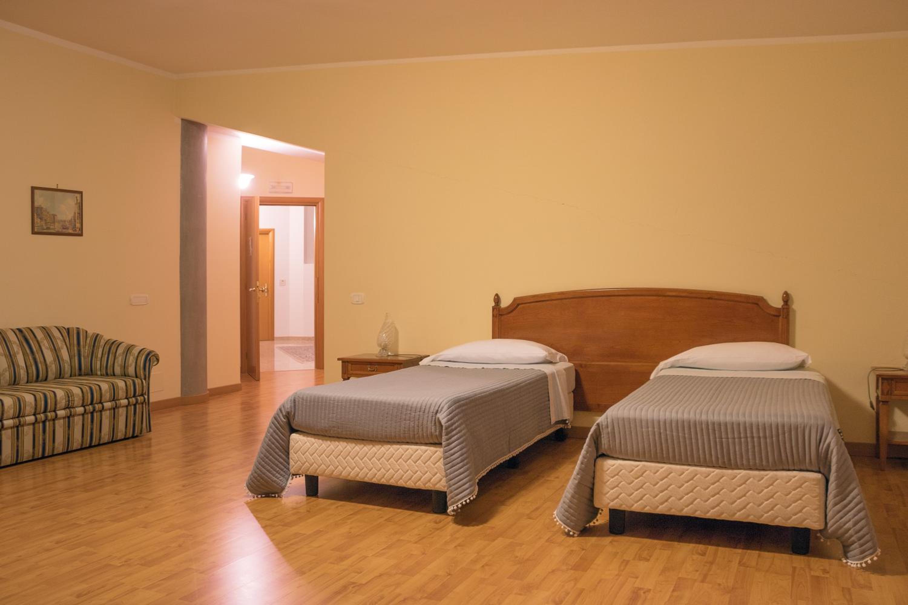 Twin Room - Photo 3