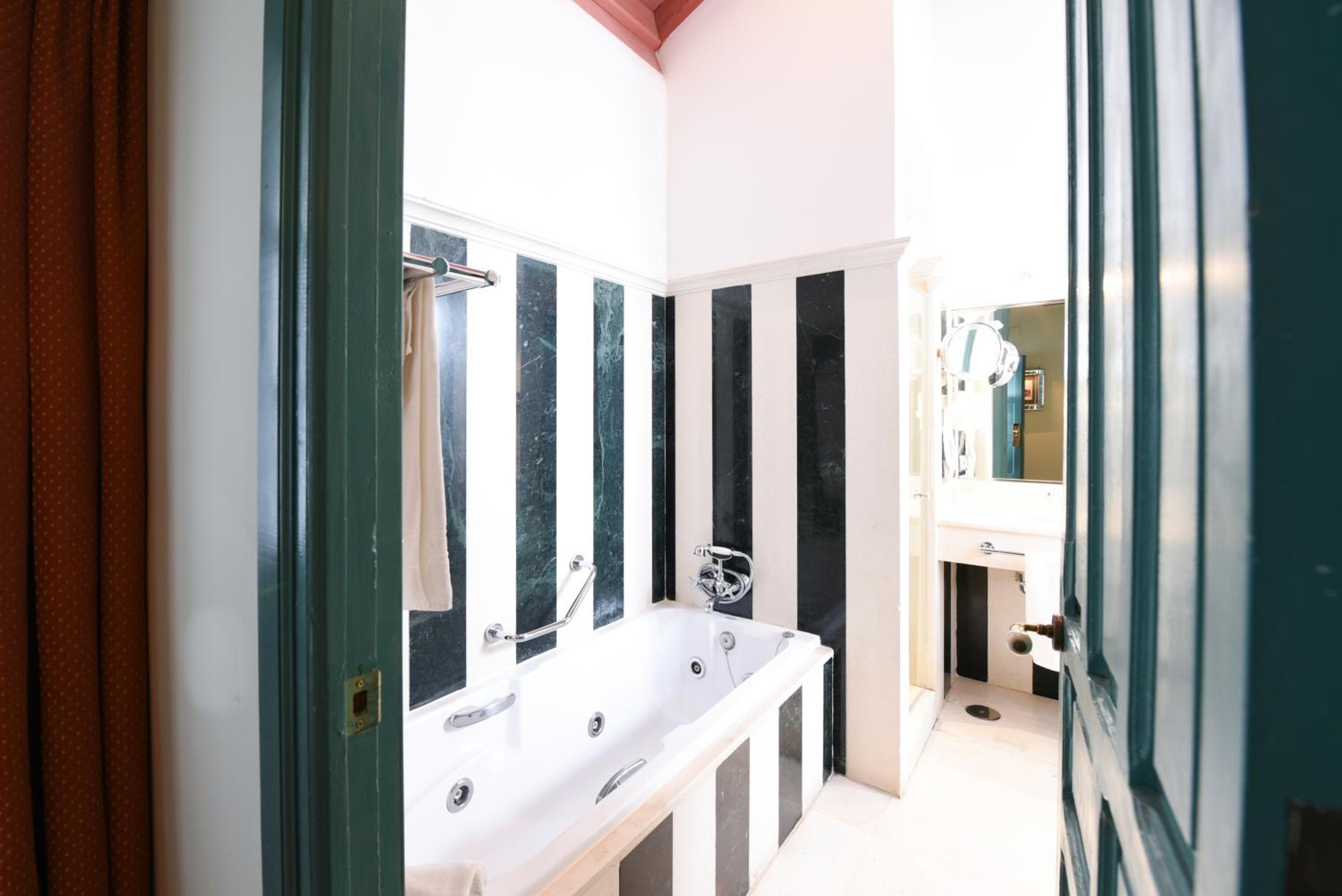 Double Room with Spa Bath - Photo 10