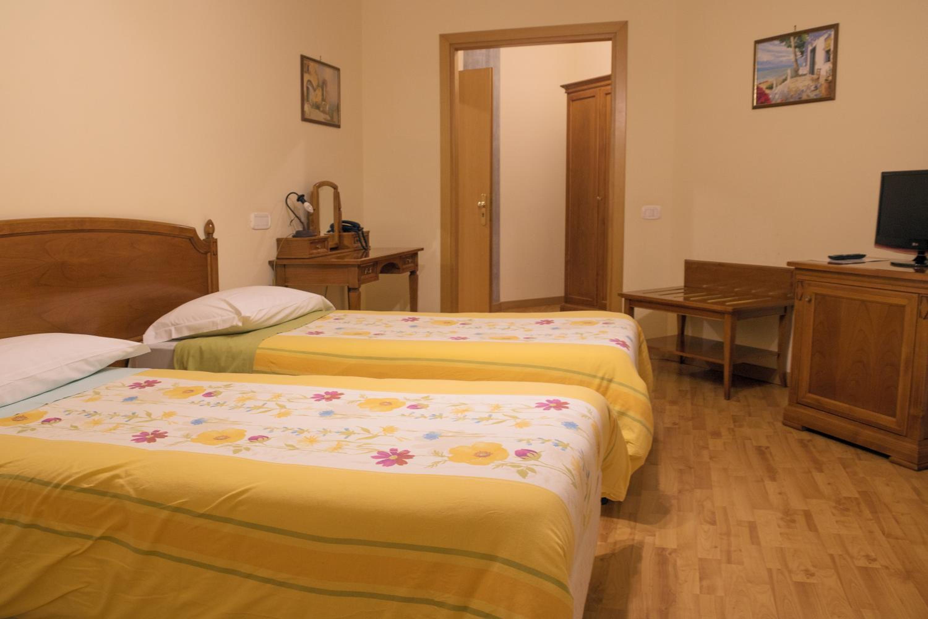 Twin Room - Photo 2
