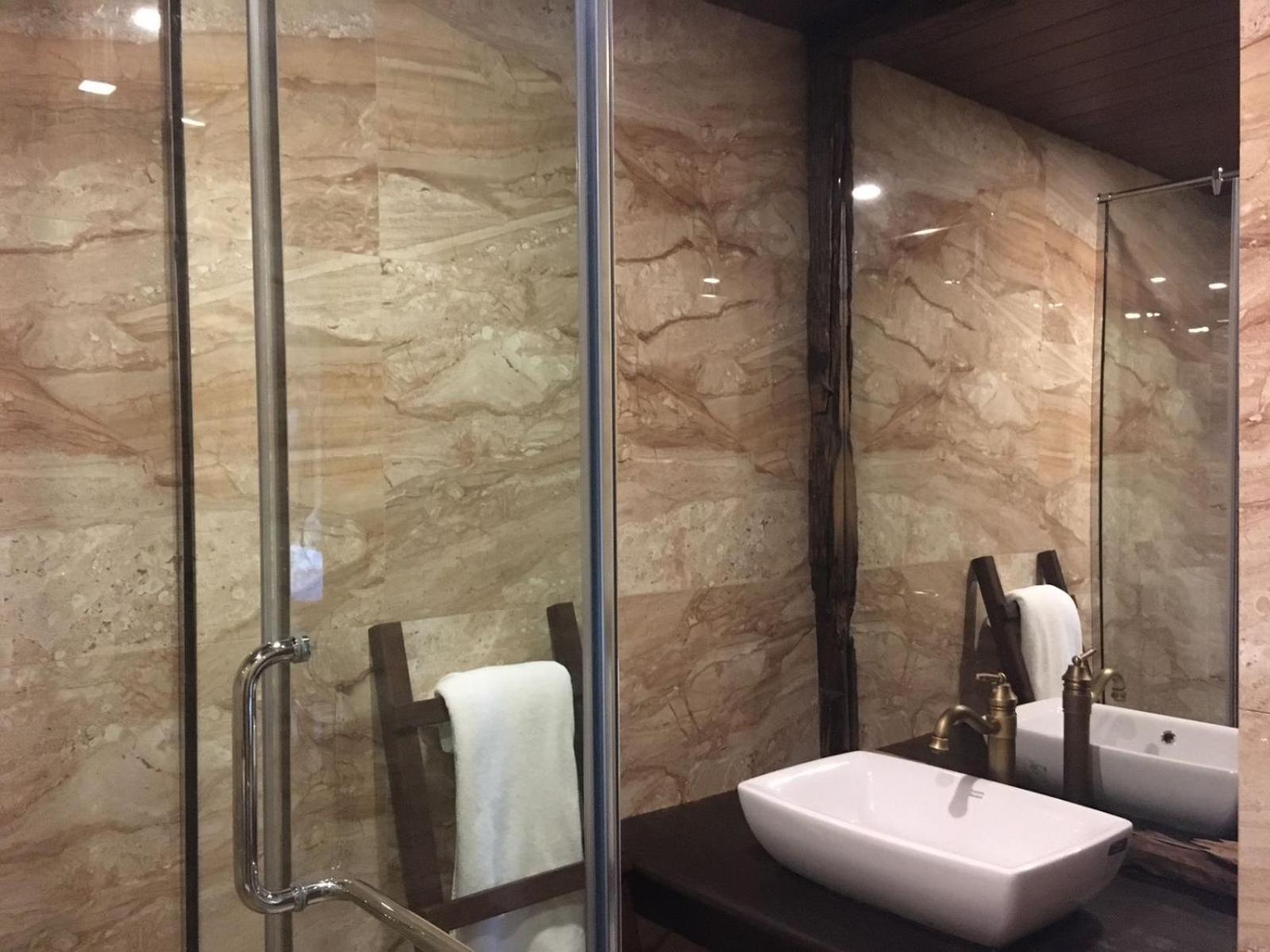 King Suite with Balcony photo 3