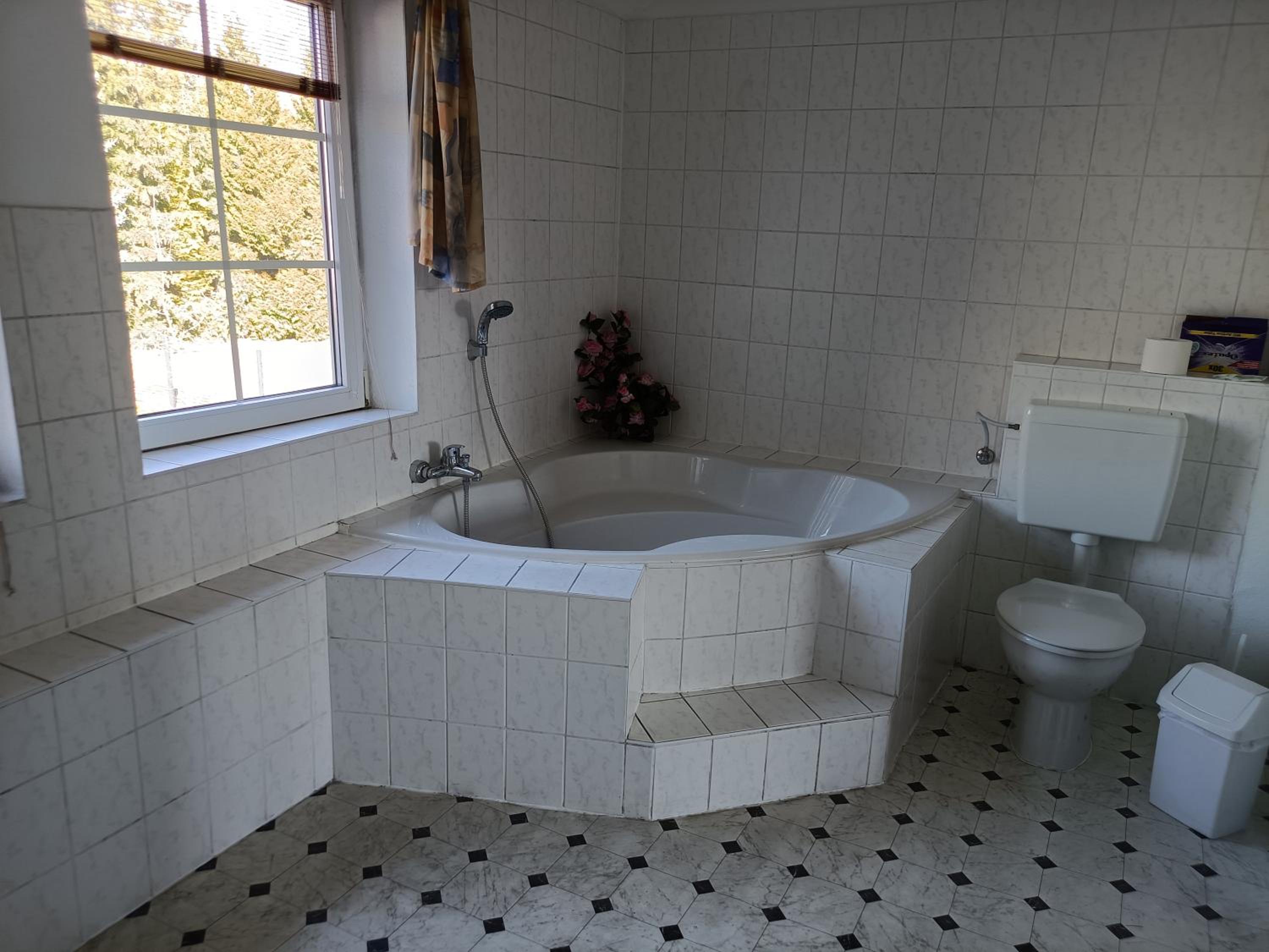 Family Room with Shared Bathroom photo 3