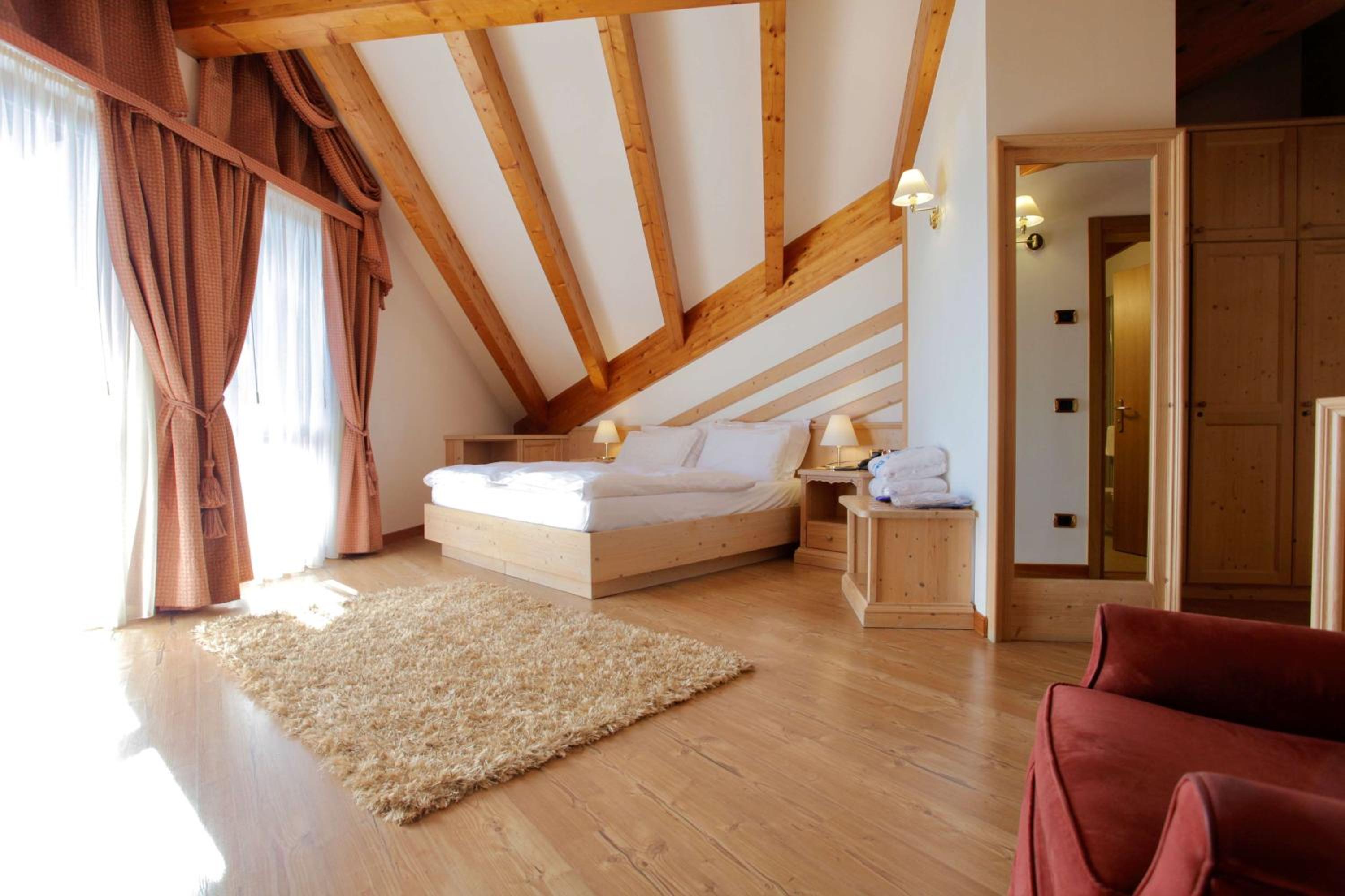 Junior Queen Suite