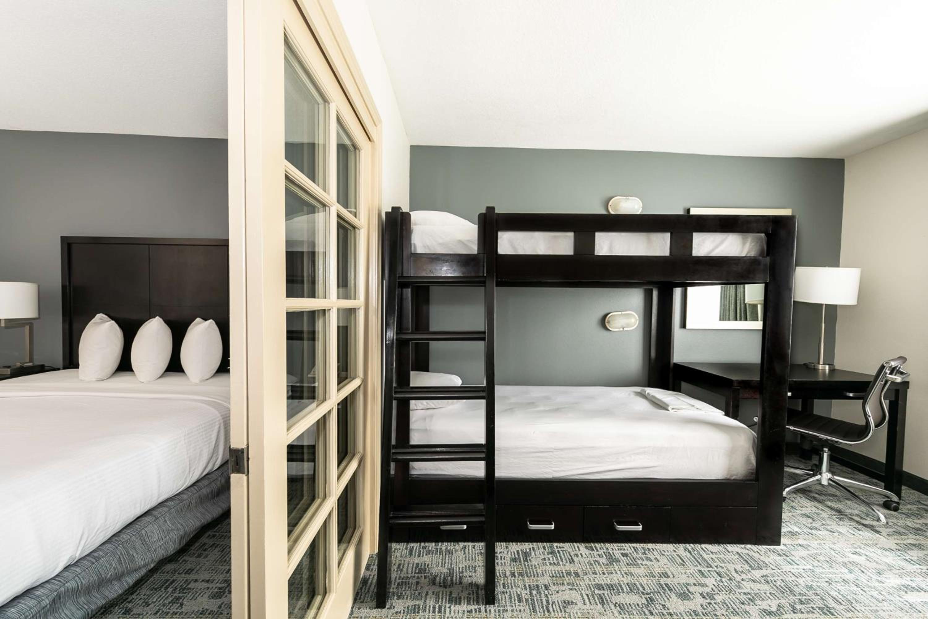 King Suite with Bunk Bed - Non-Smoking - Photo 1