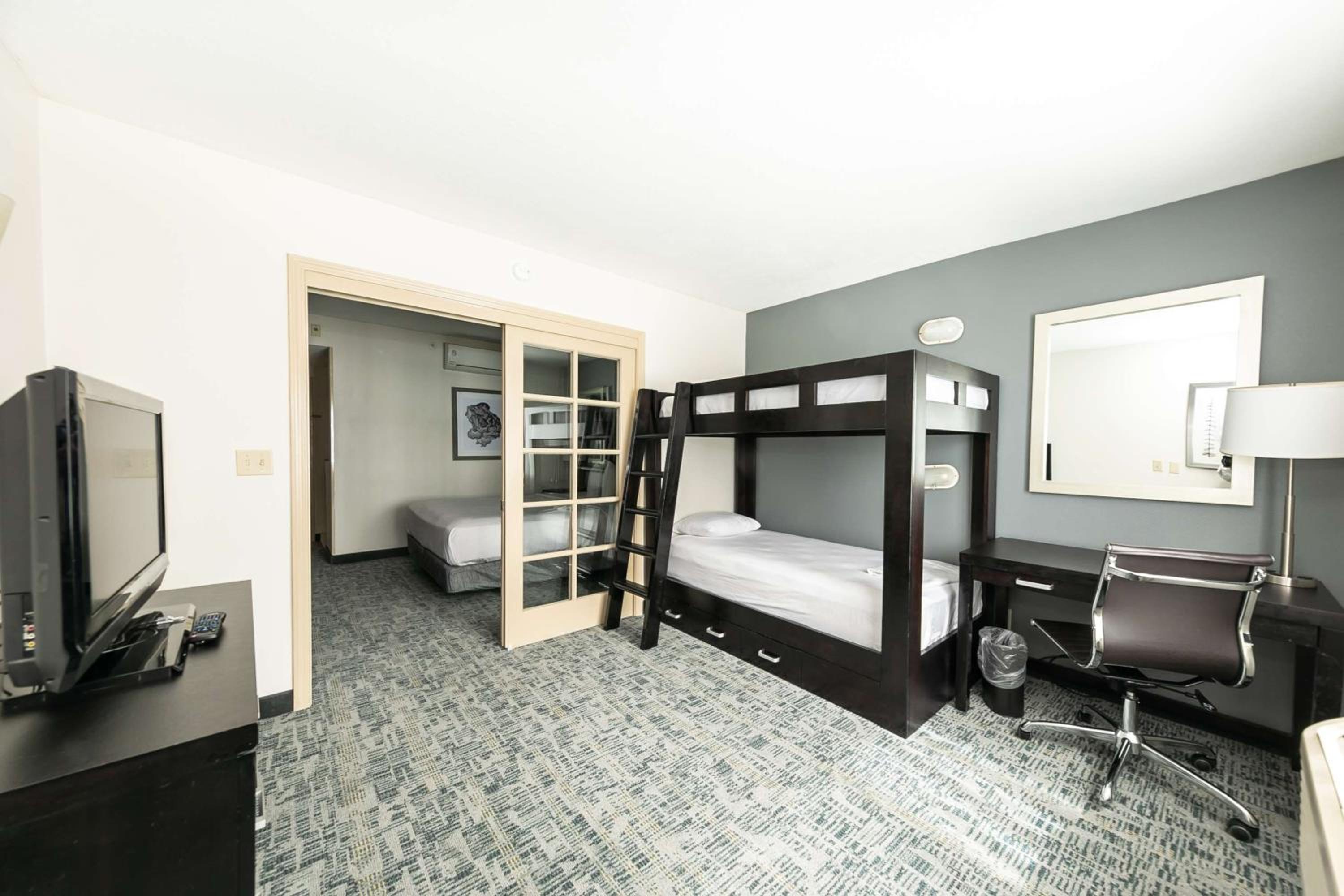 King Suite with Bunk Bed - Non-Smoking - Photo 4
