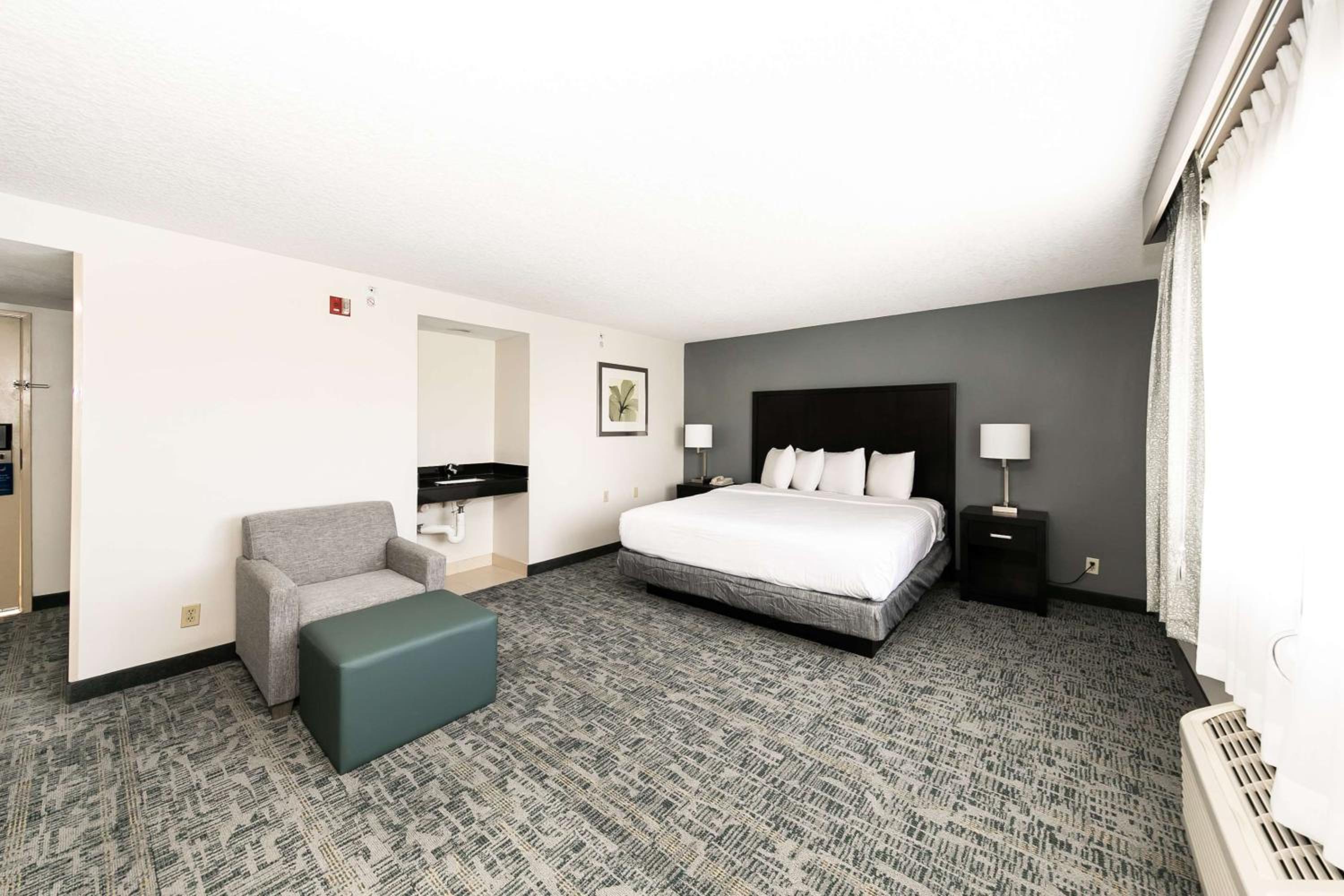 King Room with Bath Tub - Disability Access/Non-Smoking  - Photo 4