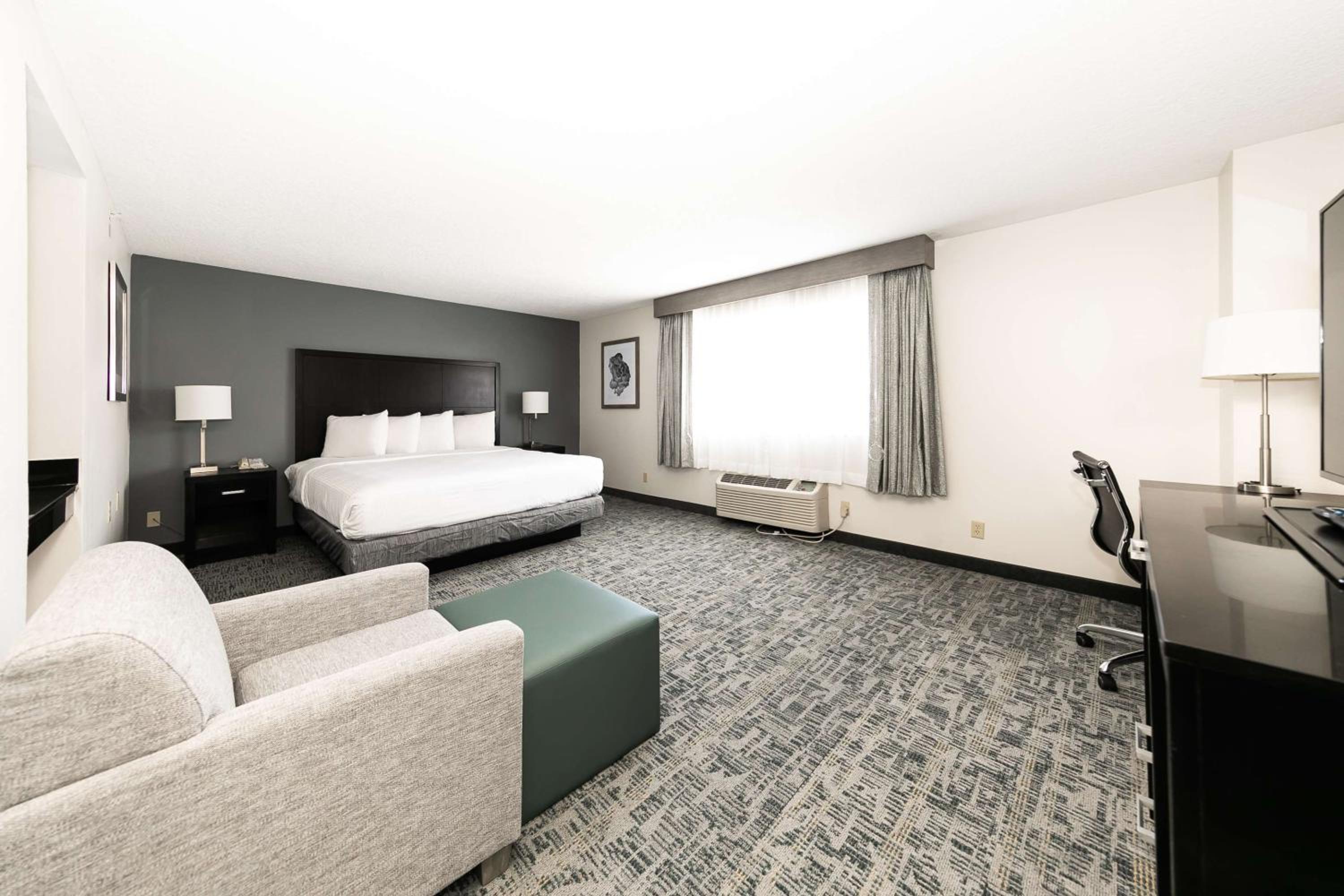 King Room with Bath Tub - Disability Access/Non-Smoking  - Photo 3