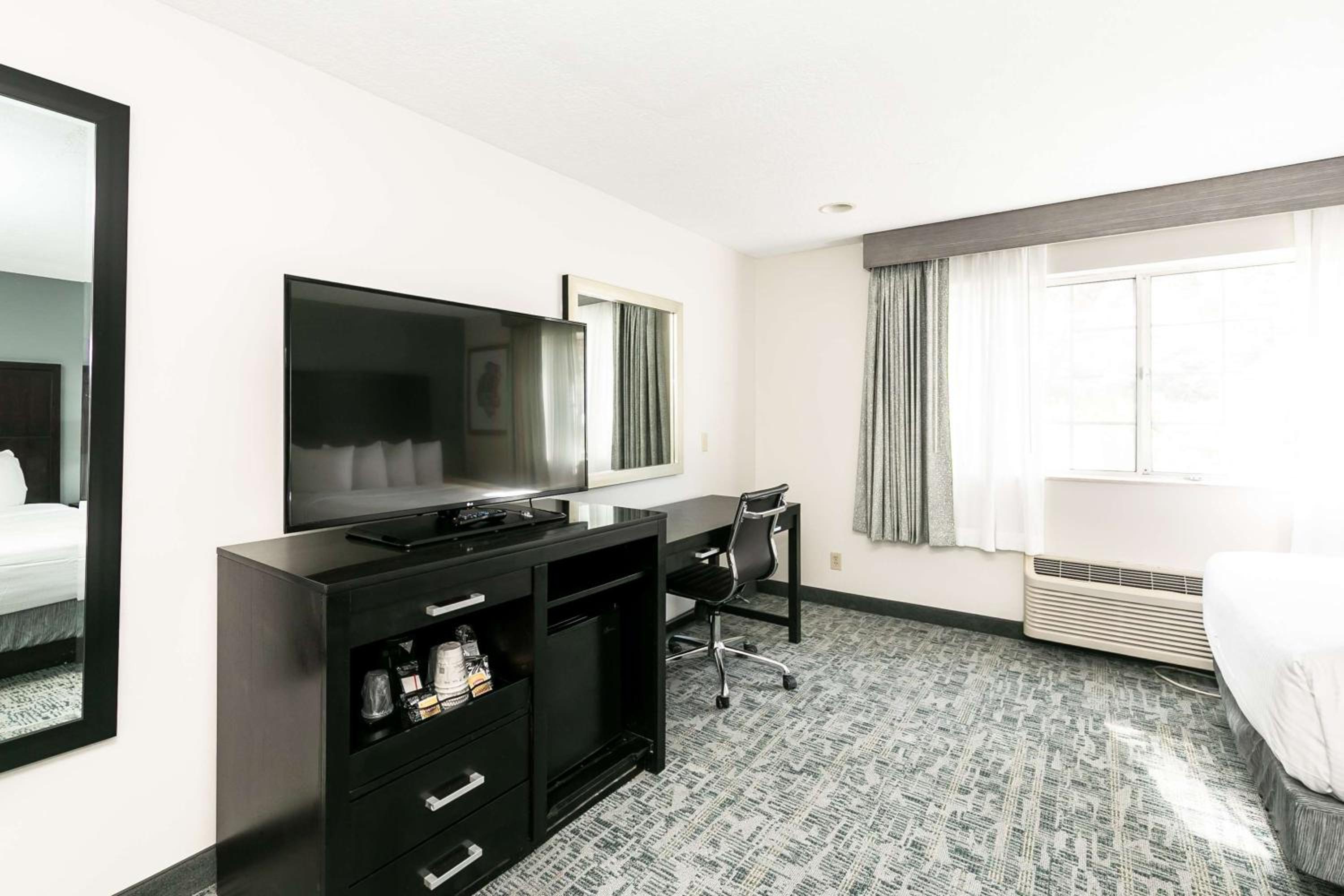 Queen Rooms with Two Queen Beds - Non-Smoking - Photo 7