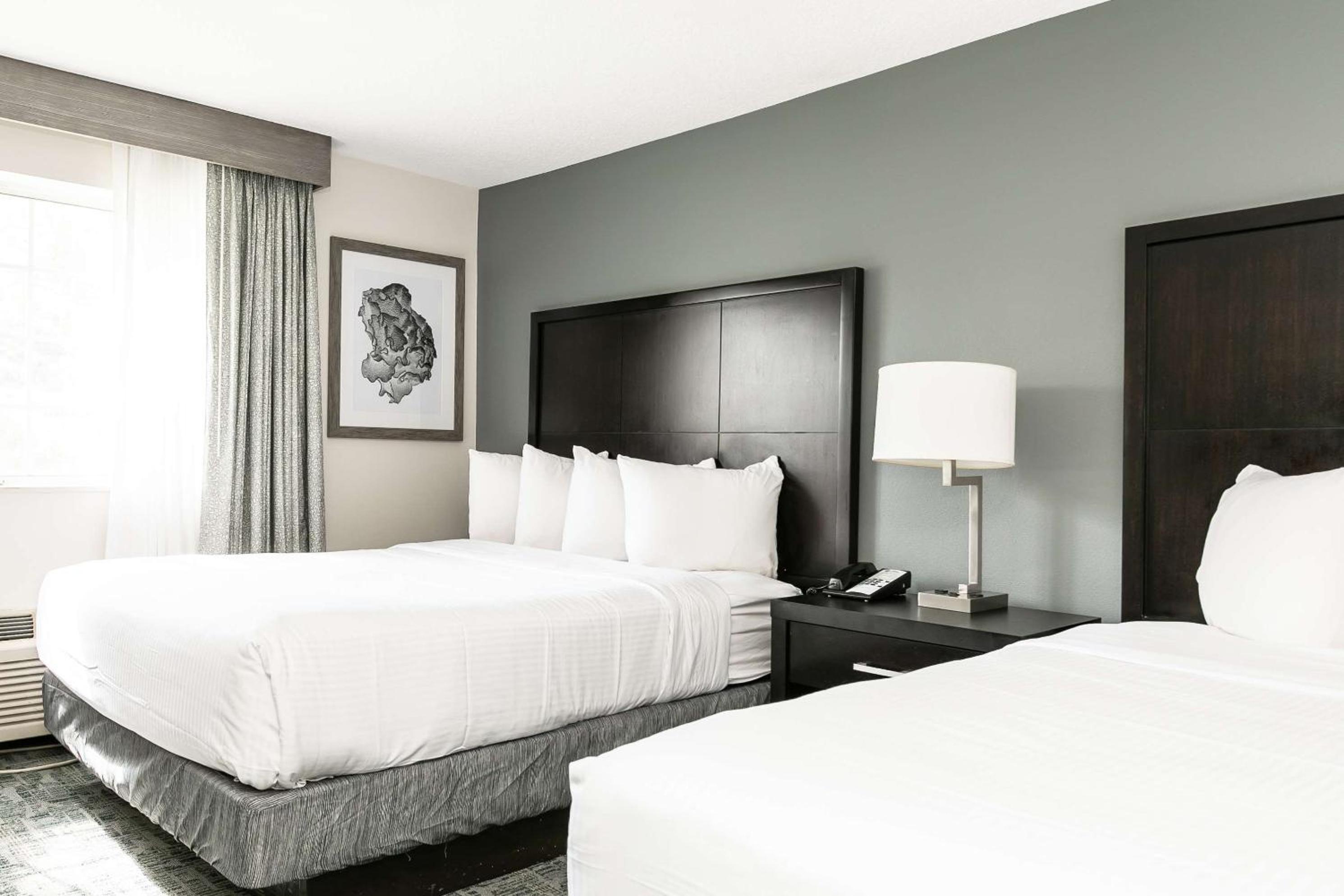 Queen Rooms with Two Queen Beds - Non-Smoking - Photo 2