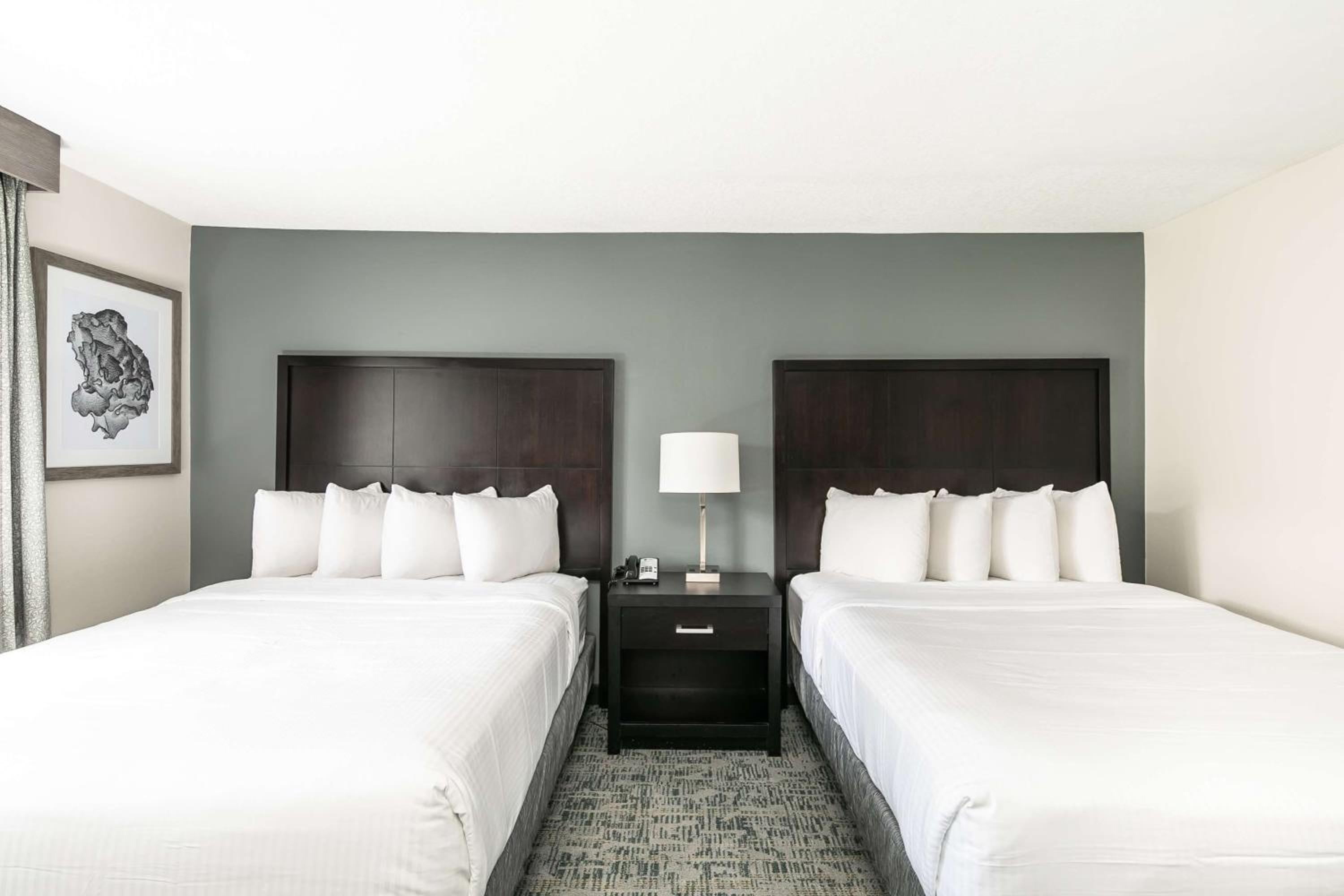Queen Rooms with Two Queen Beds - Non-Smoking - Photo 3