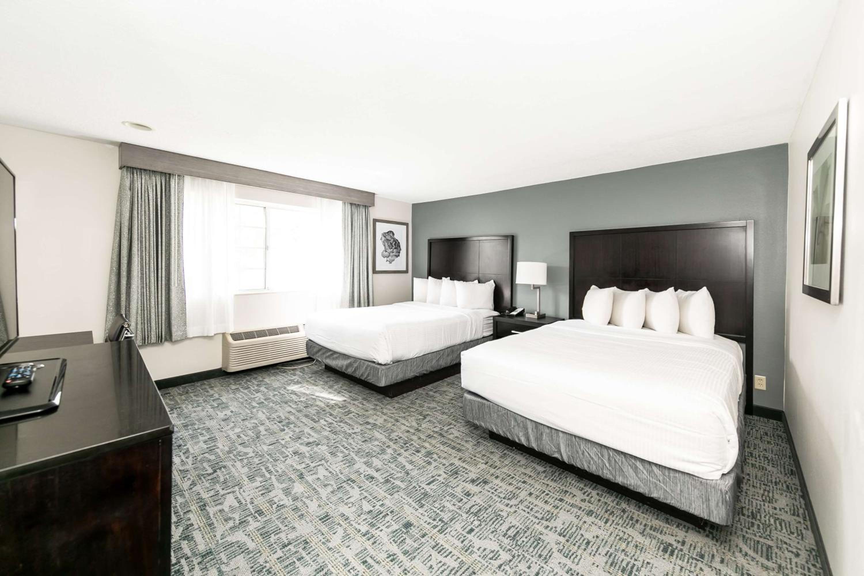 Queen Rooms with Two Queen Beds - Non-Smoking - Photo 6