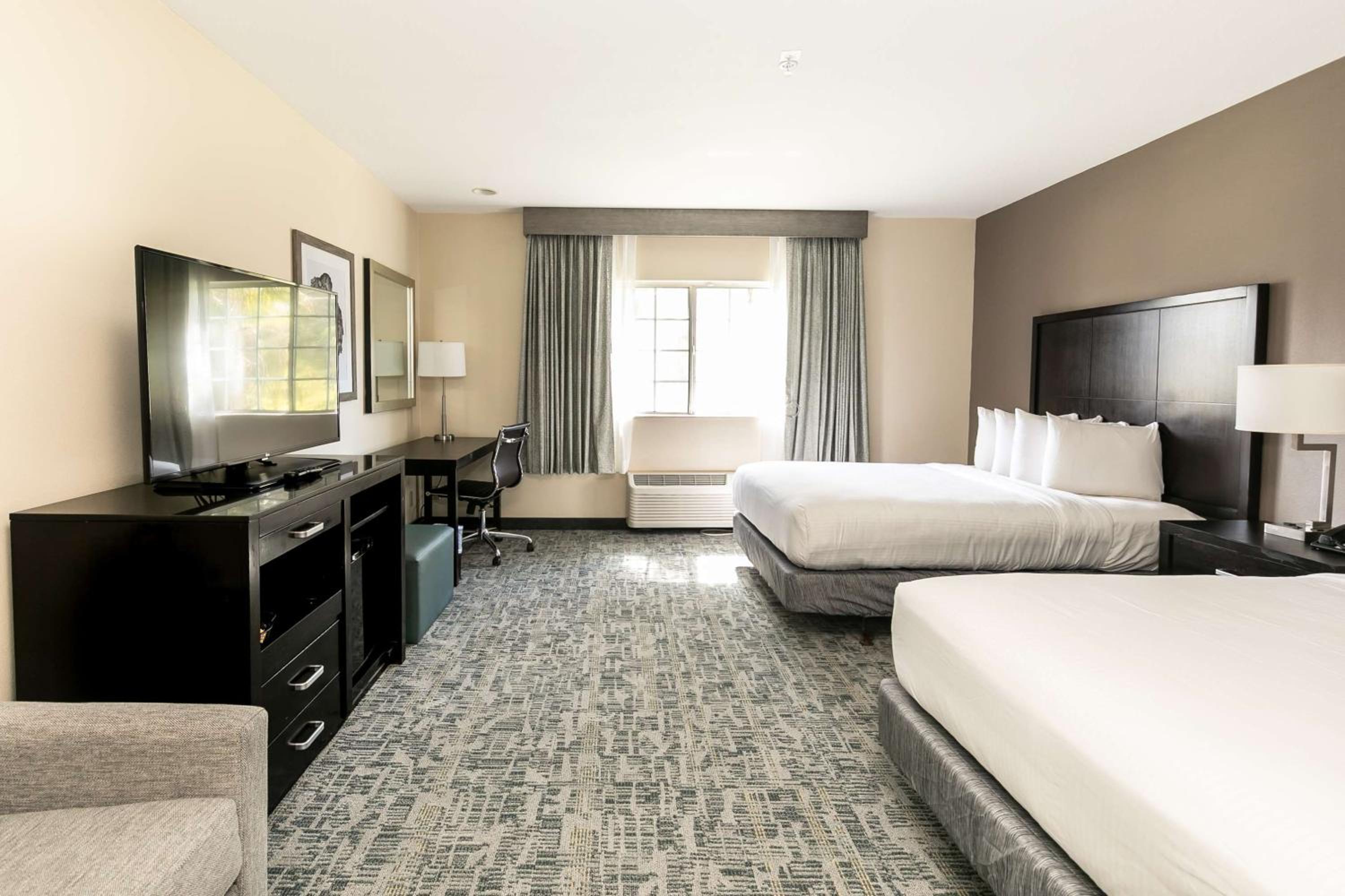 Queen Room with Two Queen Beds and Bath Tub - Disability Access/Non-Smoking  - Photo 5