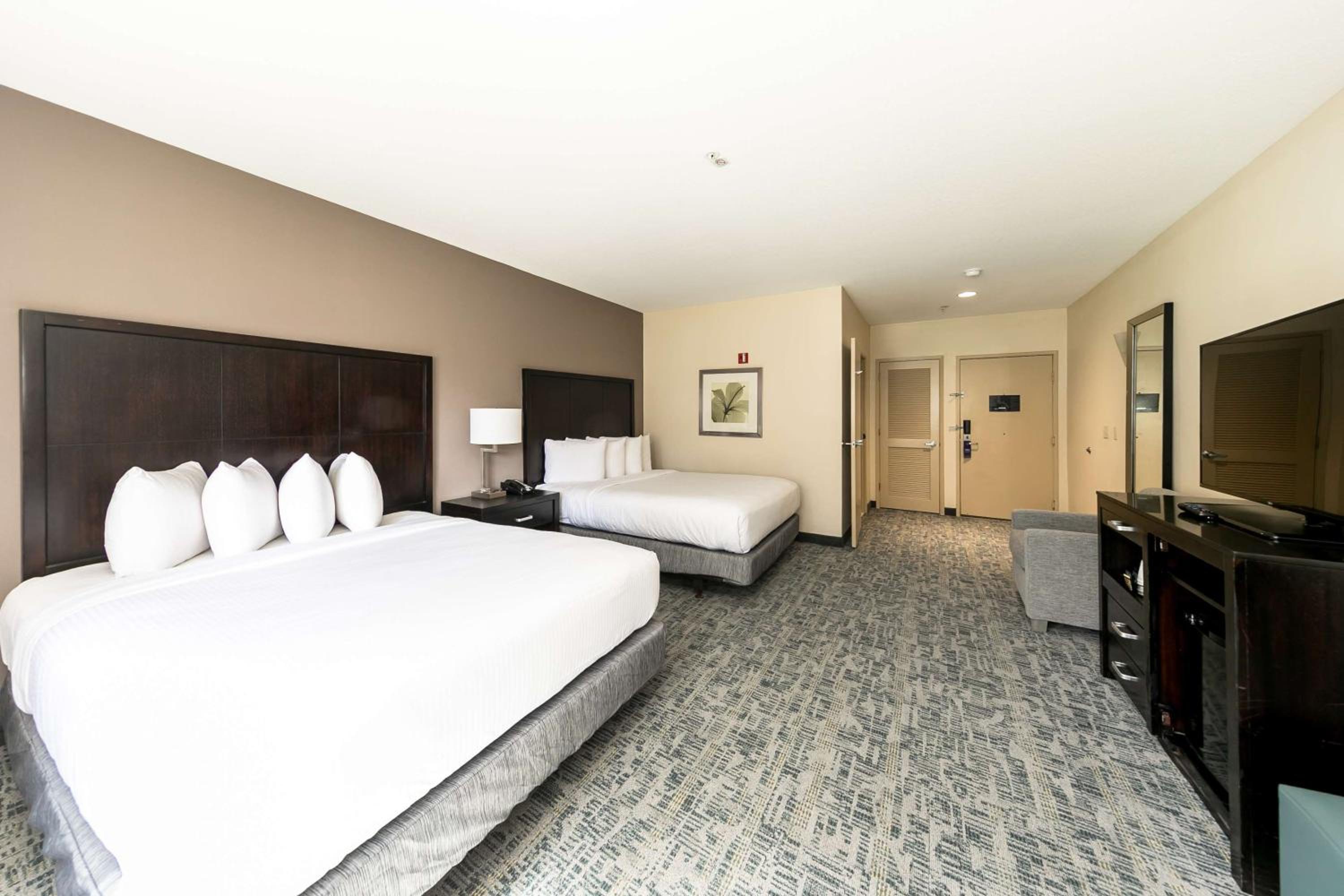 Queen Room with Two Queen Beds and Bath Tub - Disability Access/Non-Smoking  - Photo 1