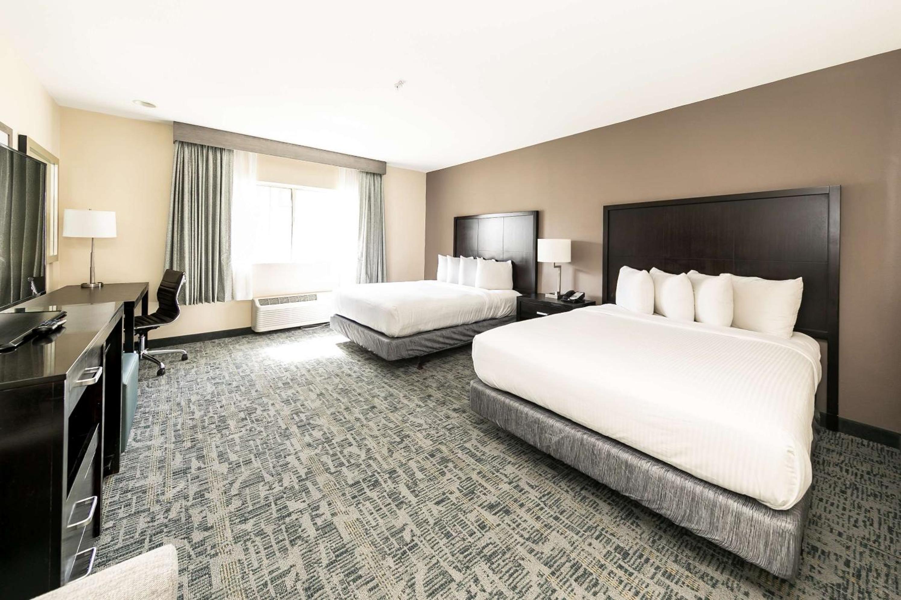 Queen Room with Two Queen Beds and Bath Tub - Disability Access/Non-Smoking  - Photo 4