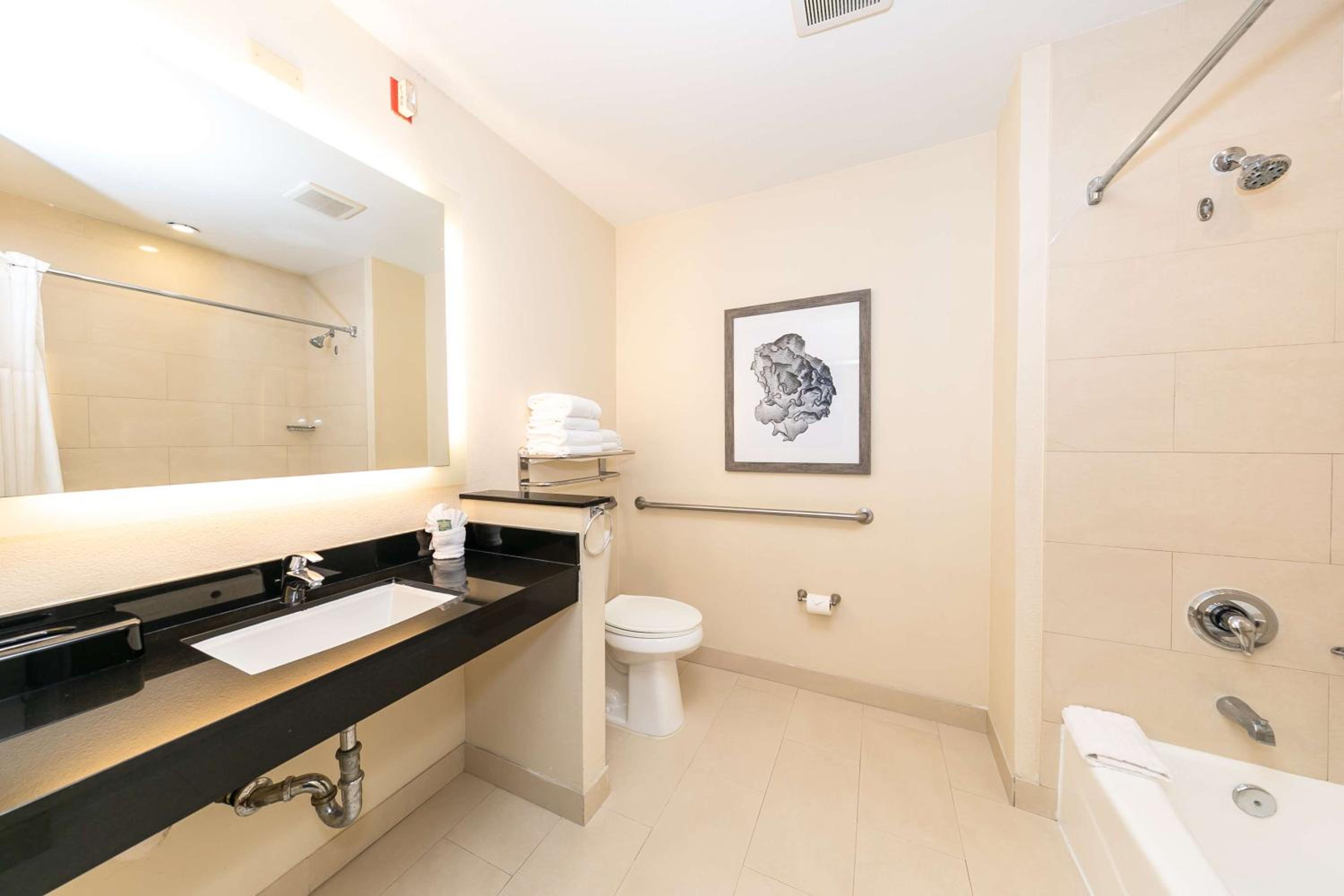 Queen Room with Two Queen Beds and Bath Tub - Disability Access/Non-Smoking  - Photo 2