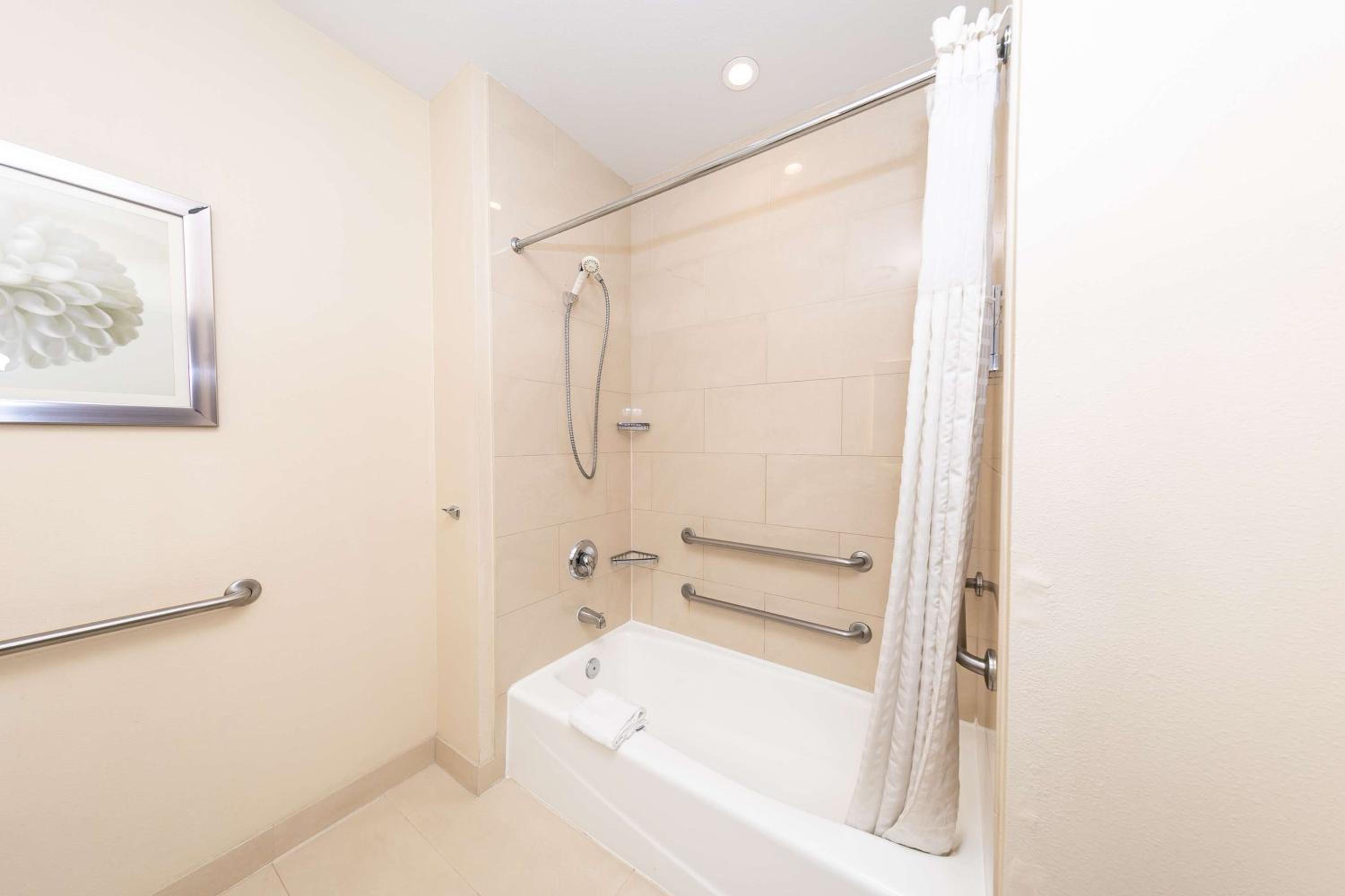 Queen Room with Two Queen Beds and Bath Tub - Disability Access/Non-Smoking  - Photo 3