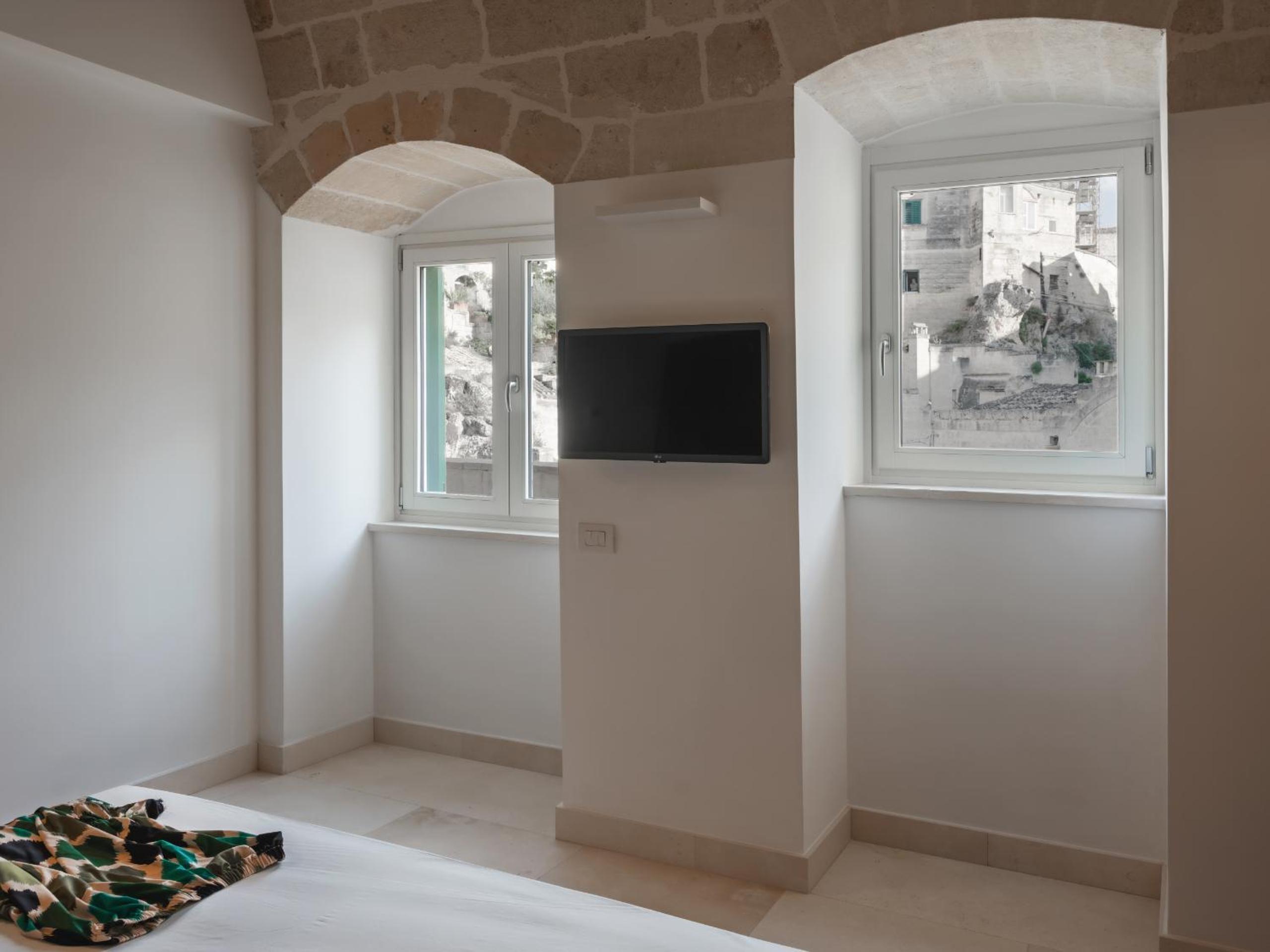 One-Bedroom Apartment - Photo 3