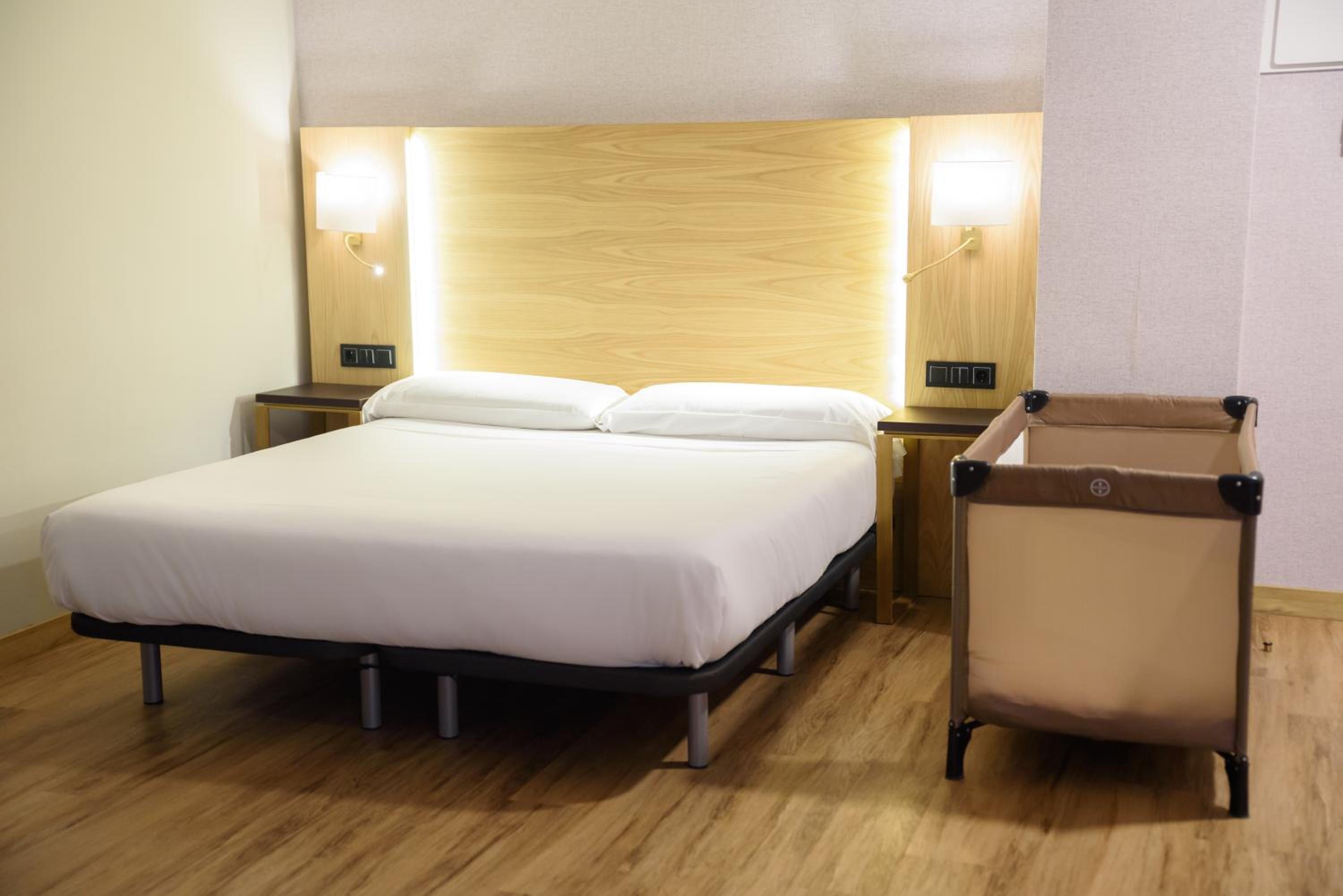 Double or Twin Room - Photo 5