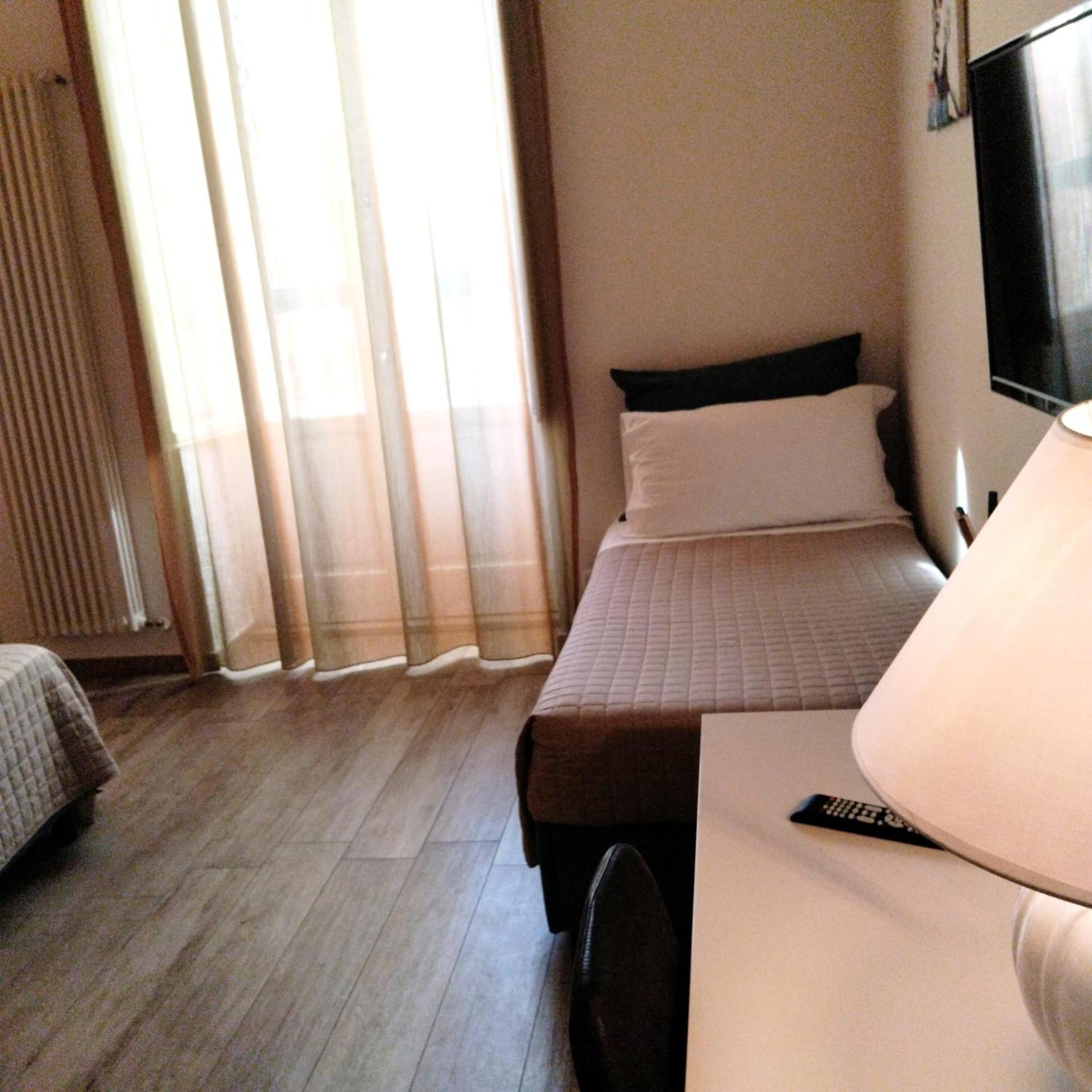 Triple Room with Bathroom - Photo 10