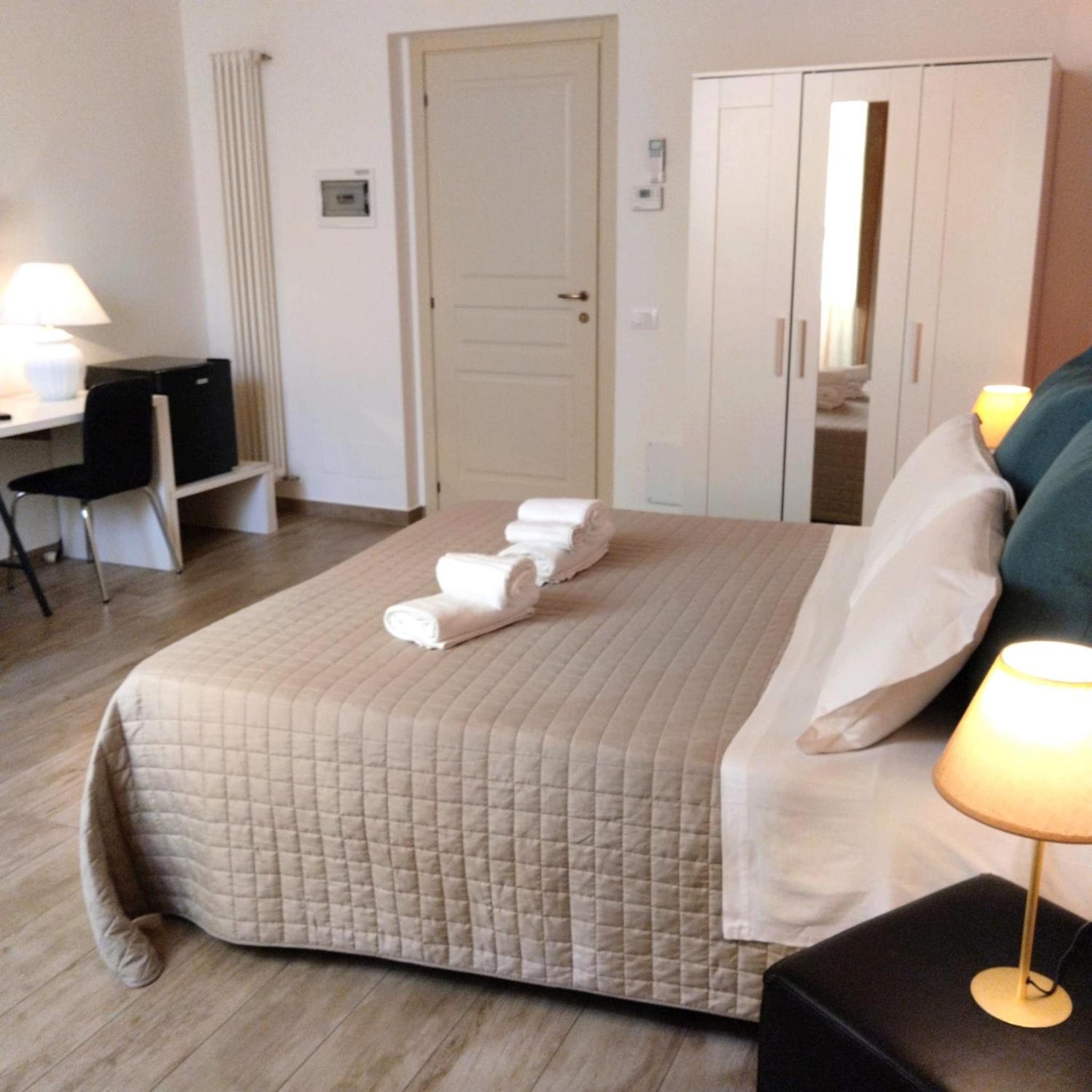 Triple Room with Bathroom - Photo 11