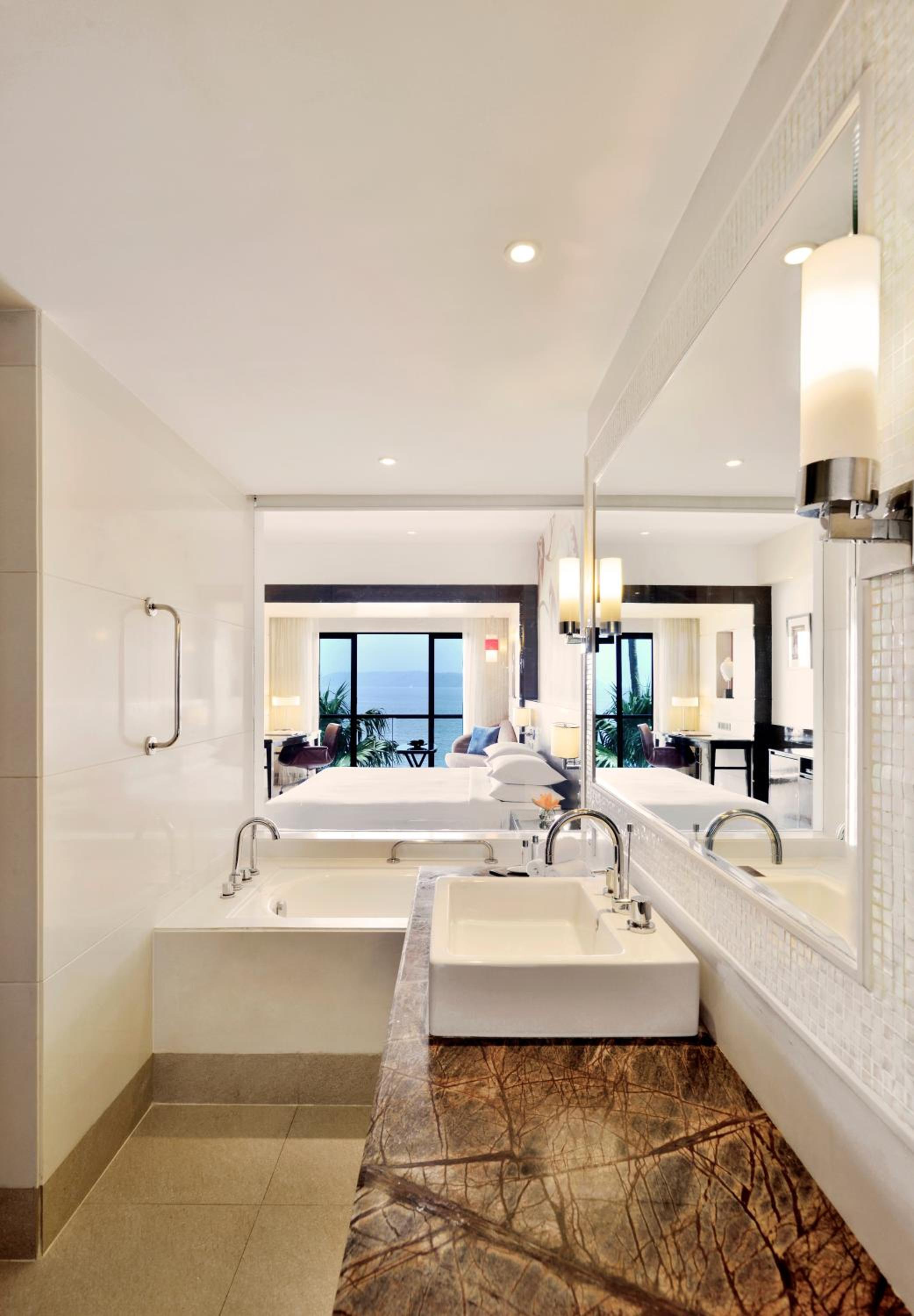 Queen Room with Two Queen Beds and Bay View  - Photo 2
