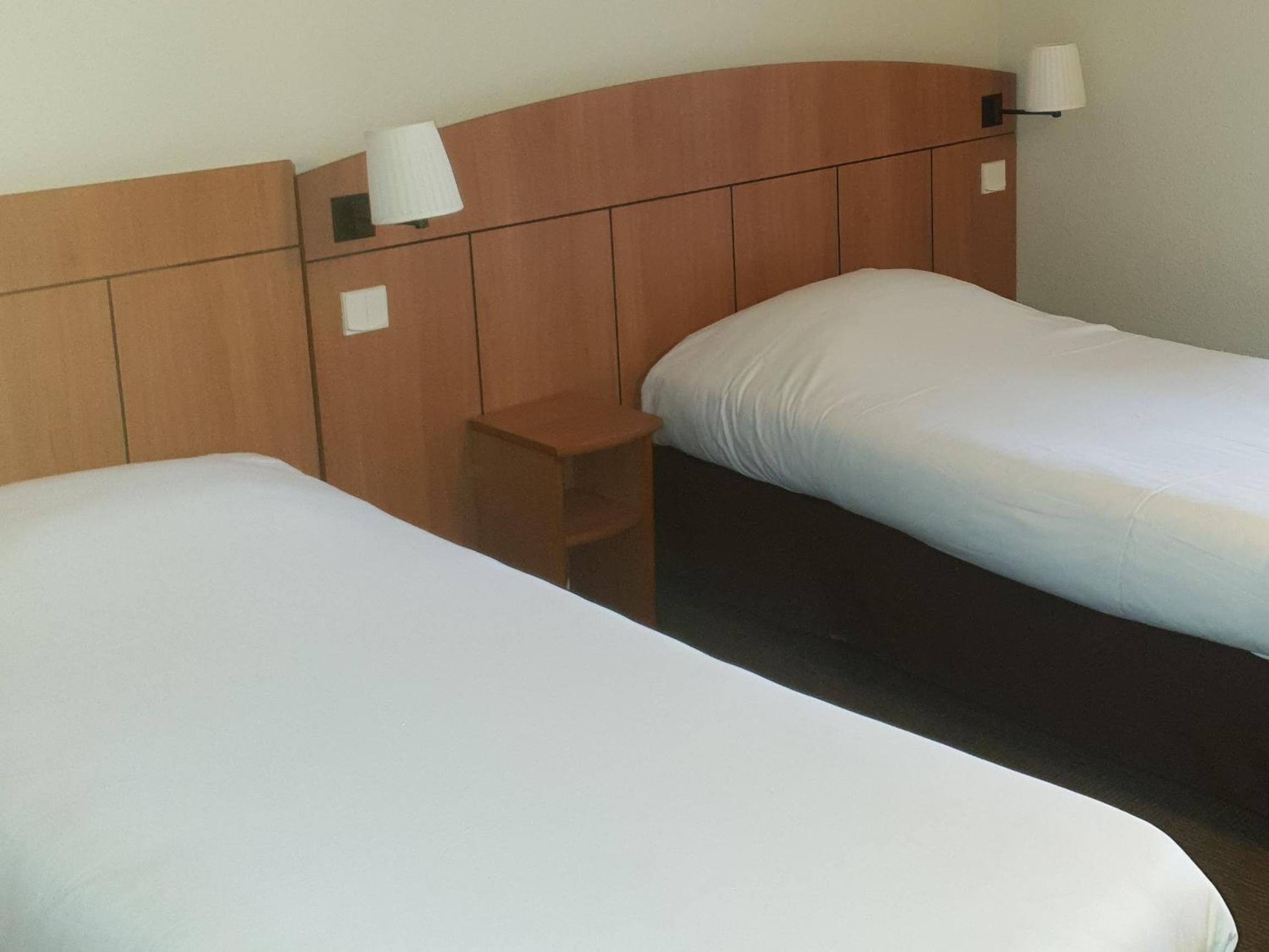 Twin Room - Photo 3