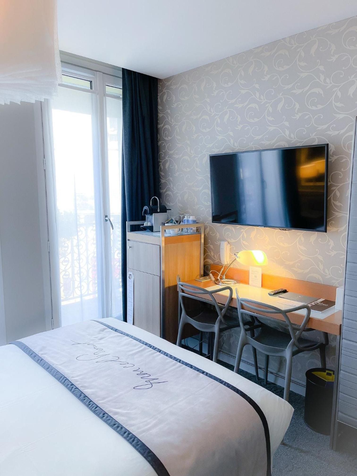 Superior Queen Room with Balcony - Non-Smoking thumbnail 6