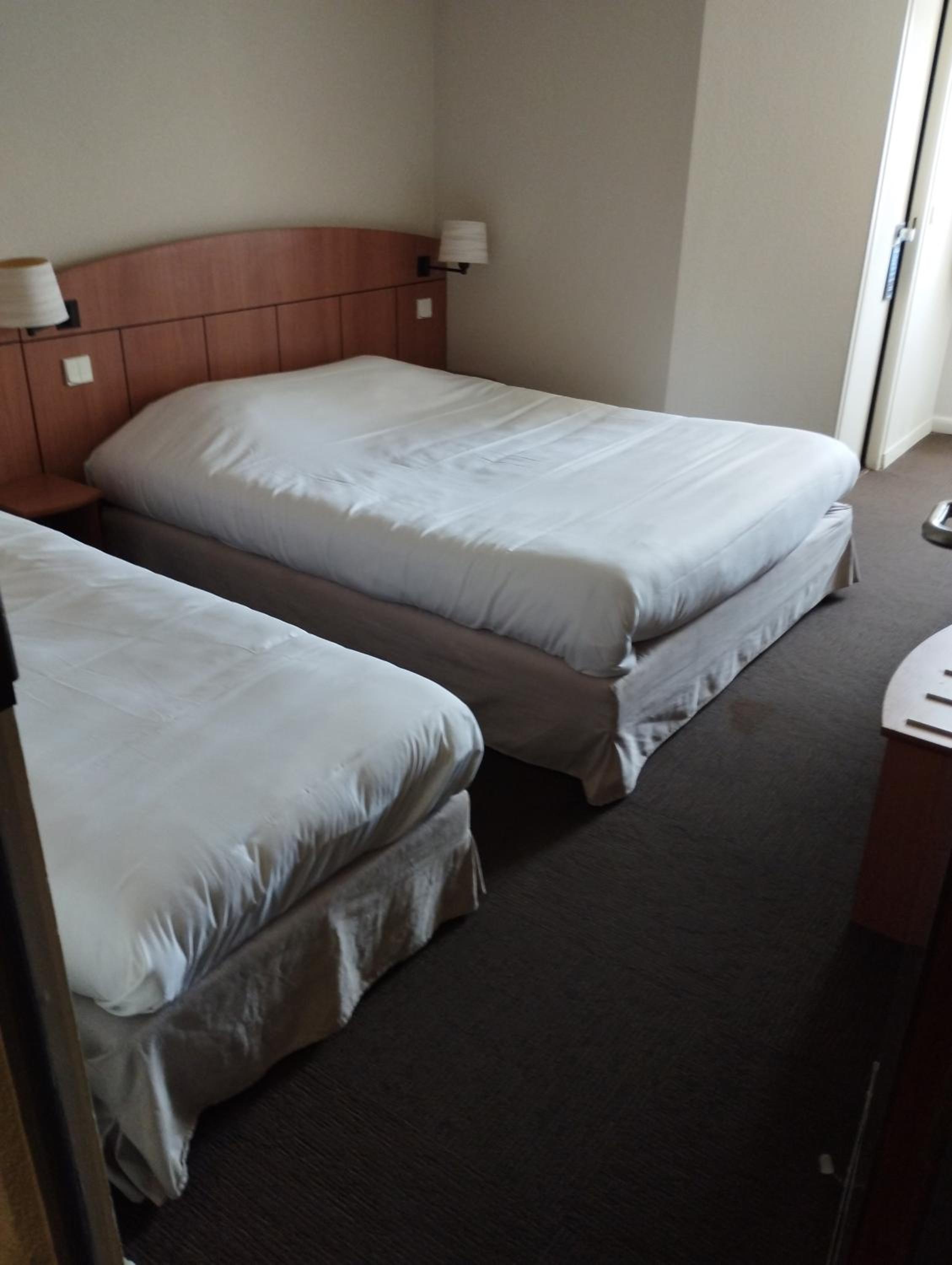 Triple Room (1 Double Bed + 1 Single Bed) - Photo 2