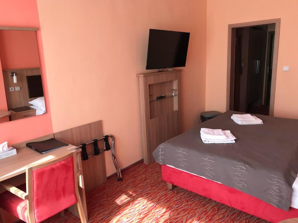 Double or Twin Room with View - Photo 2