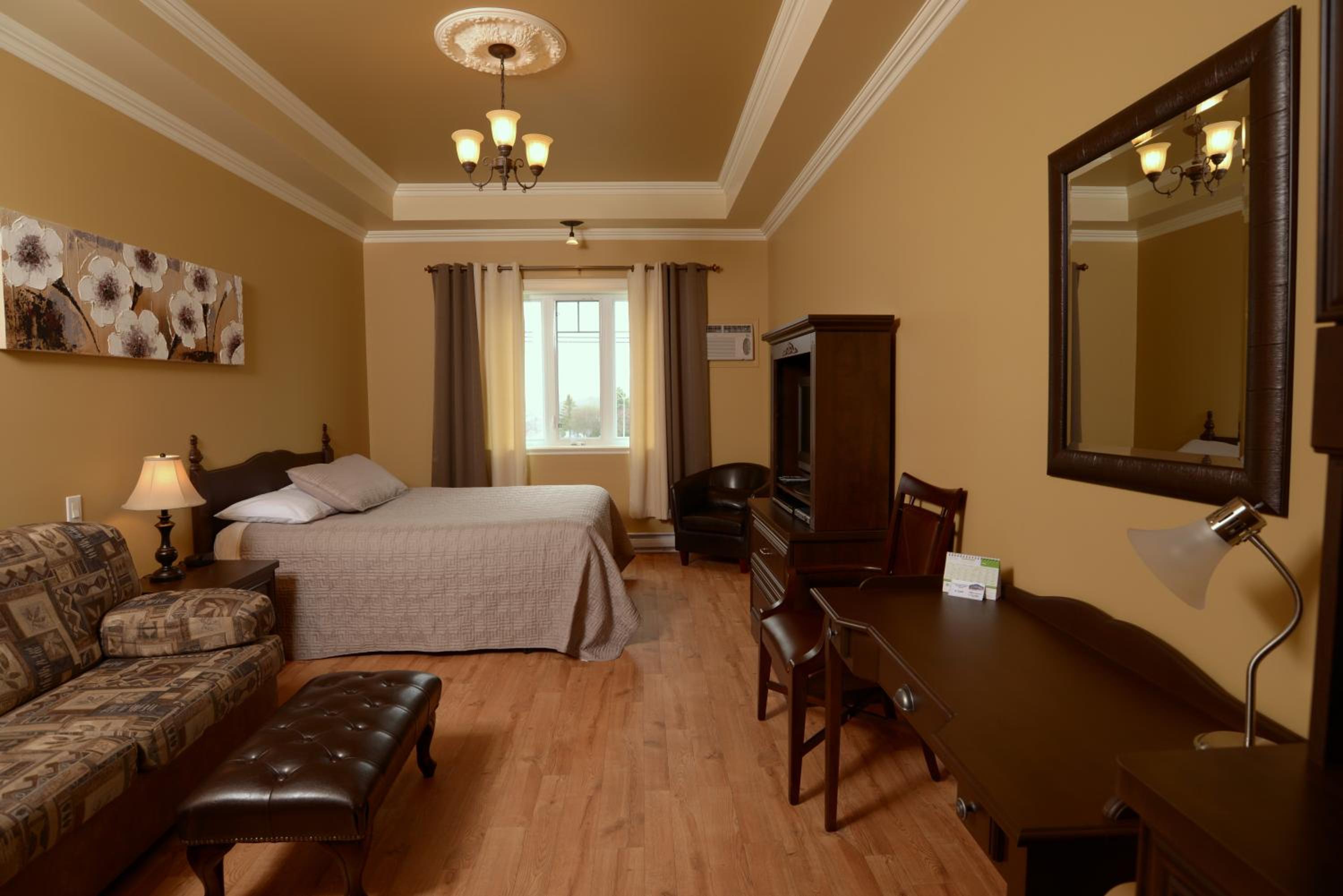 Queen Room photo 2