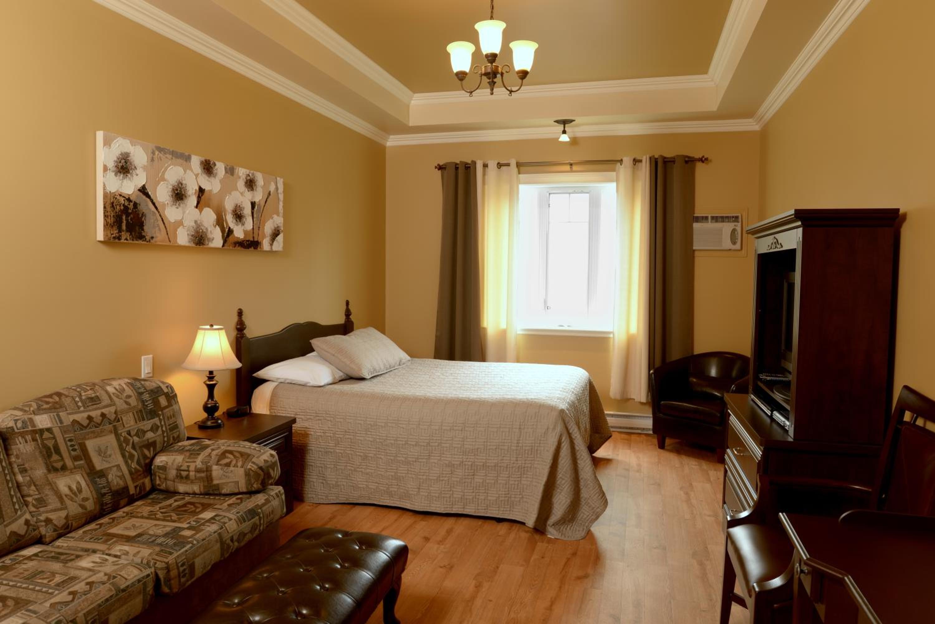 Queen Room photo 1