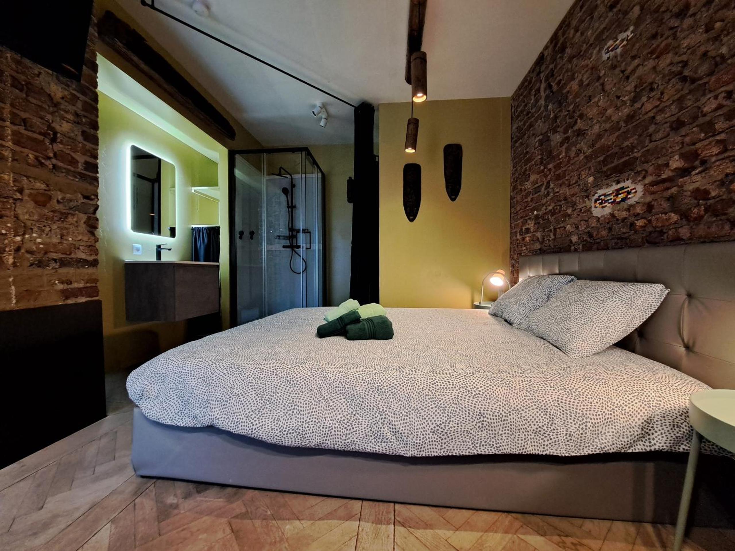 Apartment with Shower photo 2